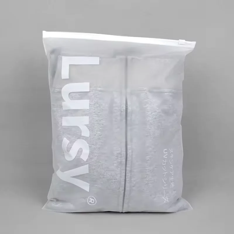 Изготовленный на заказ PE Ziplock упаковка одежды прозрачный ПВХ вакуумный клапан для уплотнительная ручка тисненая поверхность флексографская печать сумка молнии мех