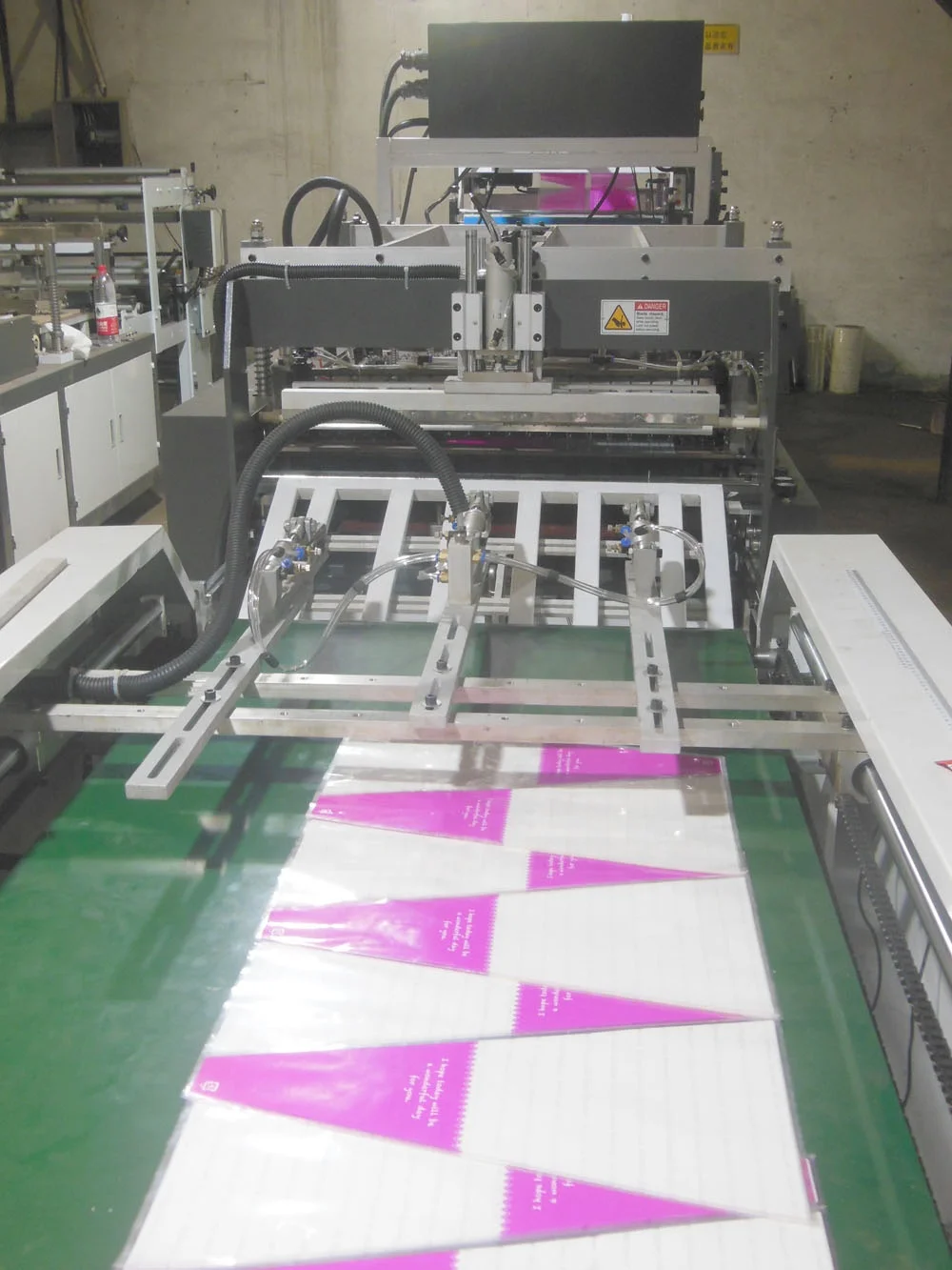 Same Pal Plas S-Dai Automatic Tissue-Look Bouquet Sleeves Dried Fresh Flower Cellophane Plastic Packaging Bags Making Machine