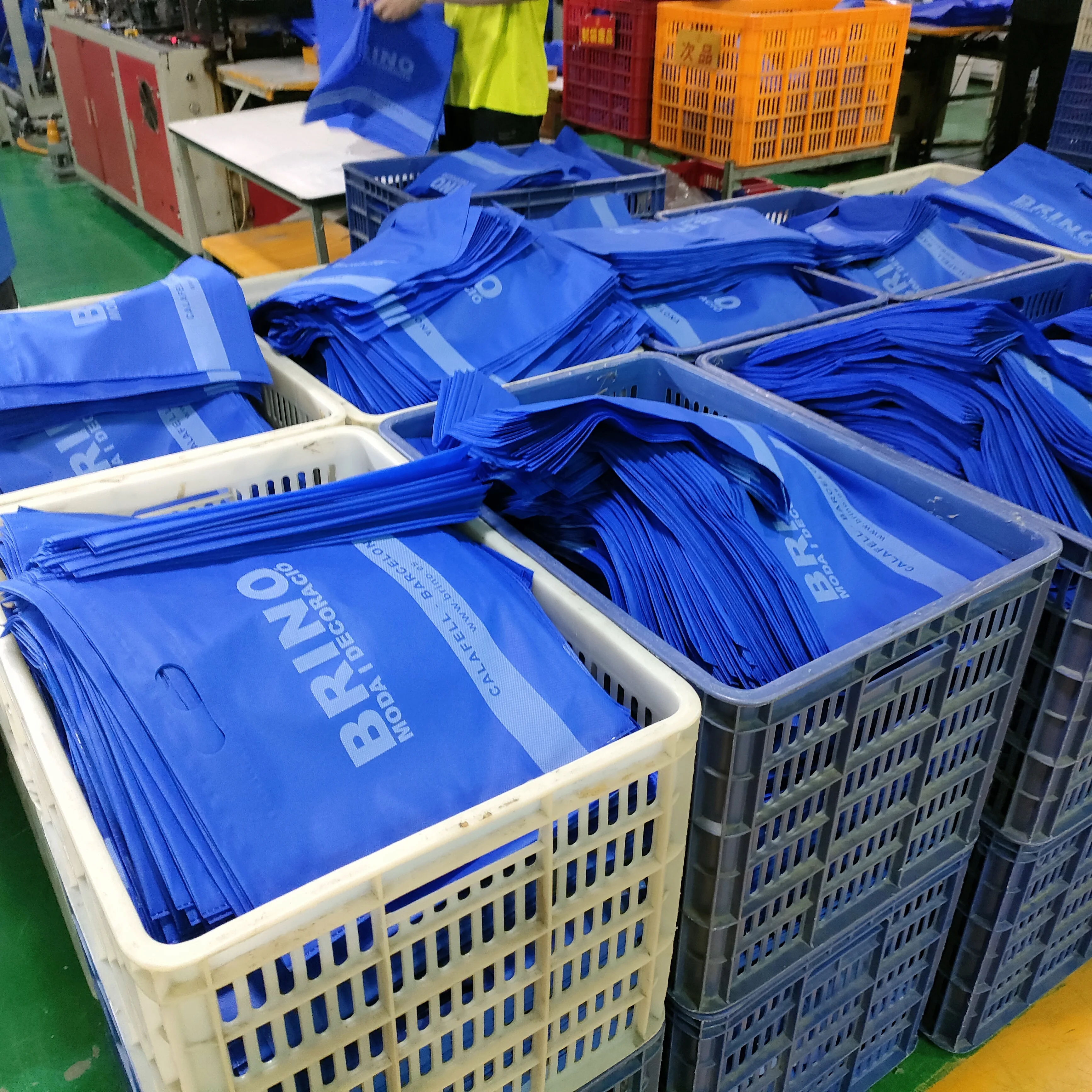 High quality reusable die cut grocery shopping t-shirt bag non woven 80g non woven polypropylene bags reinforced handle