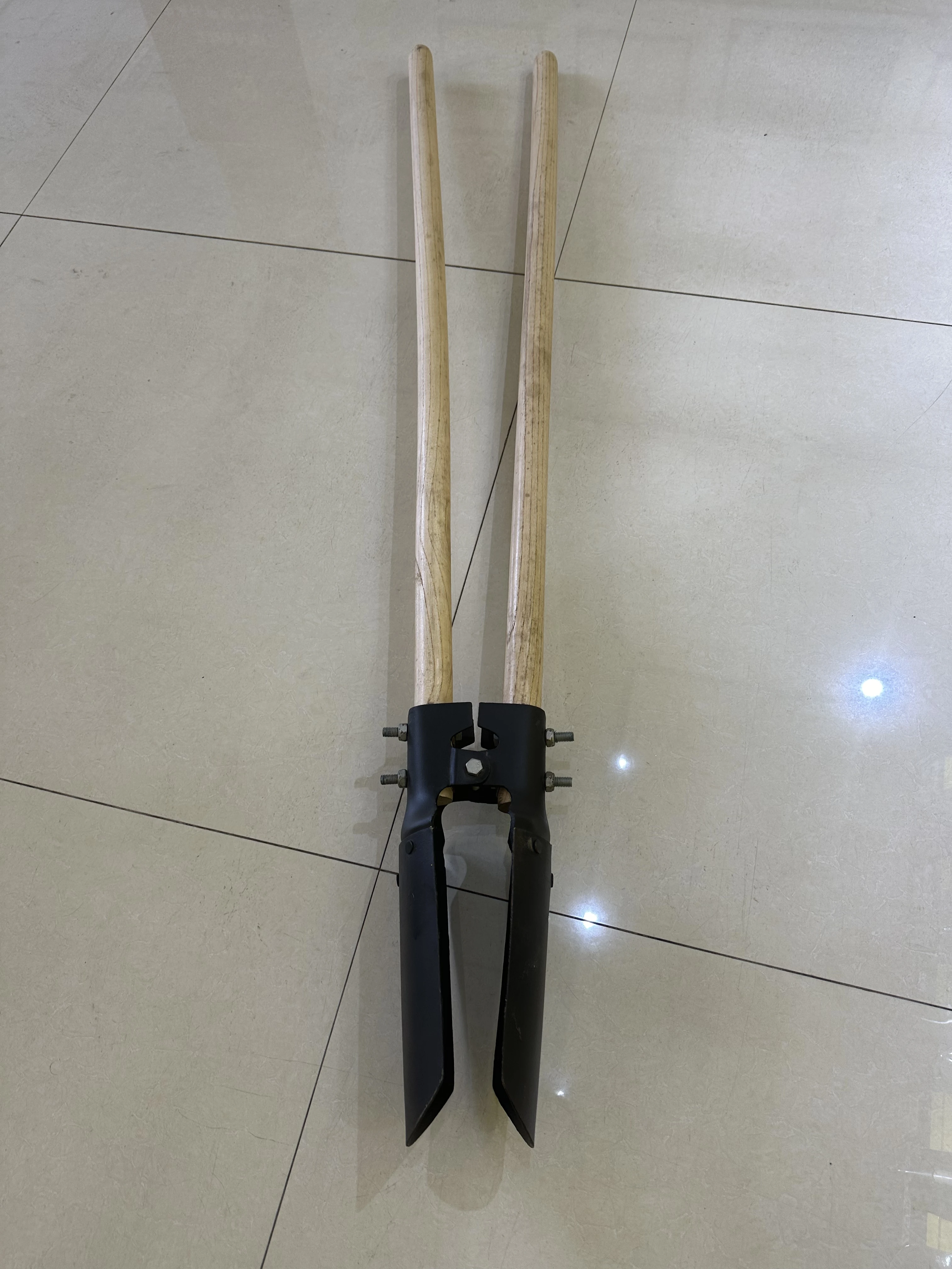 Factory Price Farm Tools Post Hole Digger With Wooden Metal Fiberglass Handle