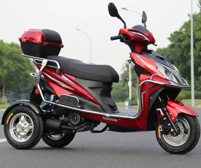 China hot sale 150/175/200CC wind cooled gasoline motor tricycle adult tuktuk motorized motorcycle tricycle petrol cargo