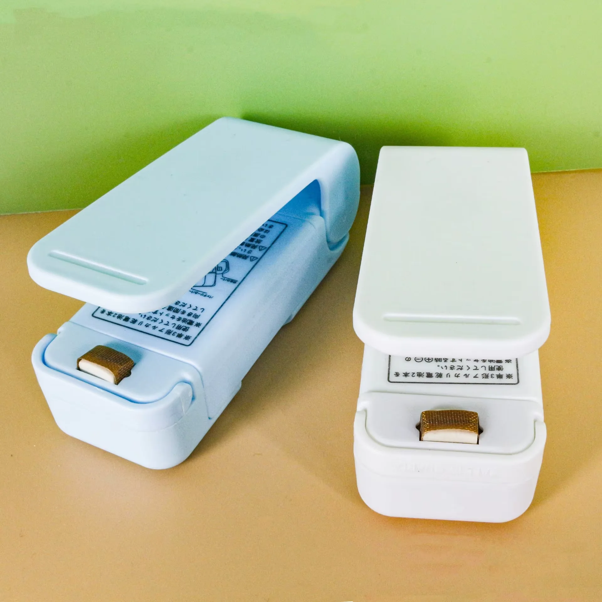Kitchen Accessories Tools Mini Portable Food Clip Heat Sealing Machine Sealer Mini Home Snack Bag Sealer