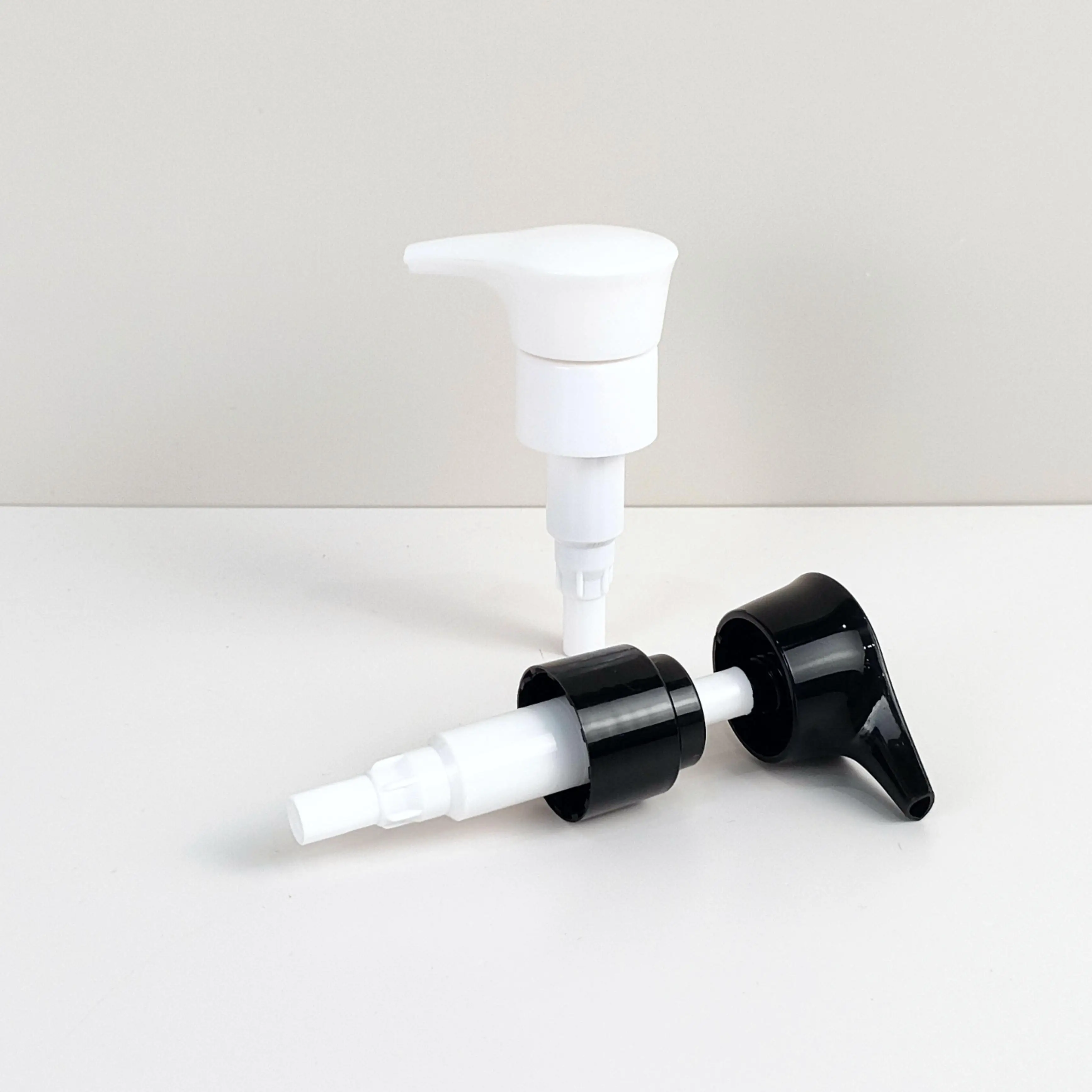 Black 500ml Plastic Pump Conditioner Dispensers for Body Wash Refillable Amber Shampoo Shower Soap Bottle with Sprayer Water Use