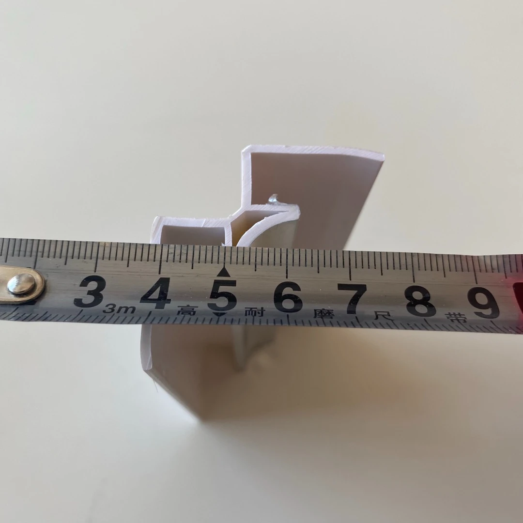 Качественный внутренний уголок из белого ПВХ 10 мм