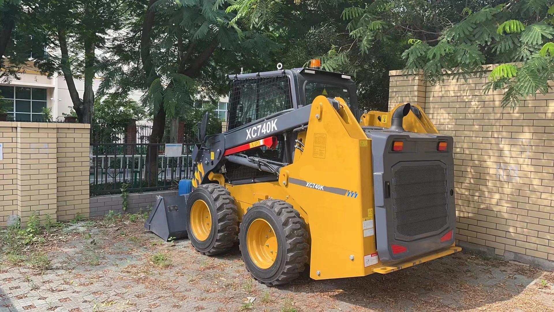 Погрузчик с скользящей управляемоей Xc740K по низкой цене креплением CE