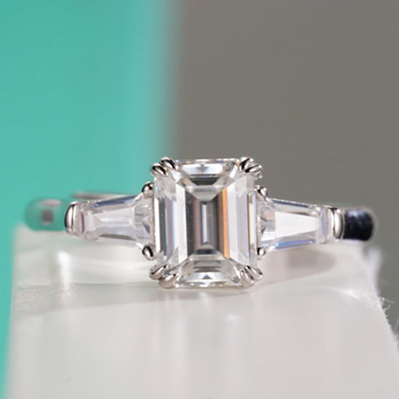 New Arrival 925 Sterling Silver 3CT Emerald Cut Moissanite Diamond Ring