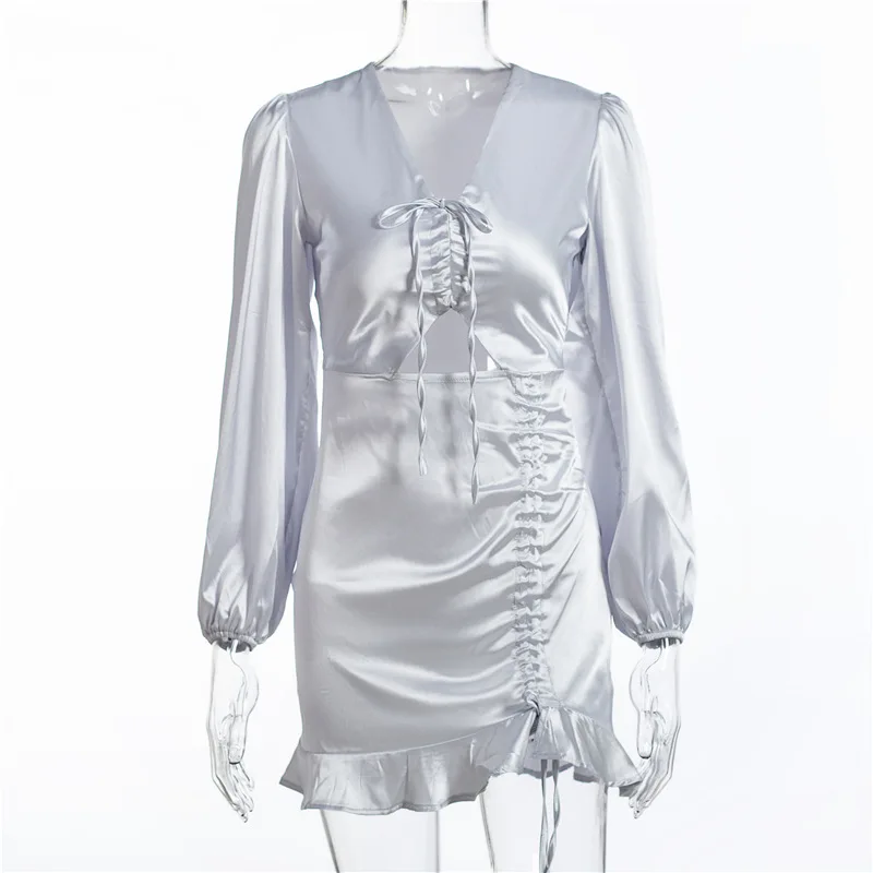 Асимметричное женское атласное платье с оборками на завязках и длинными рукавами