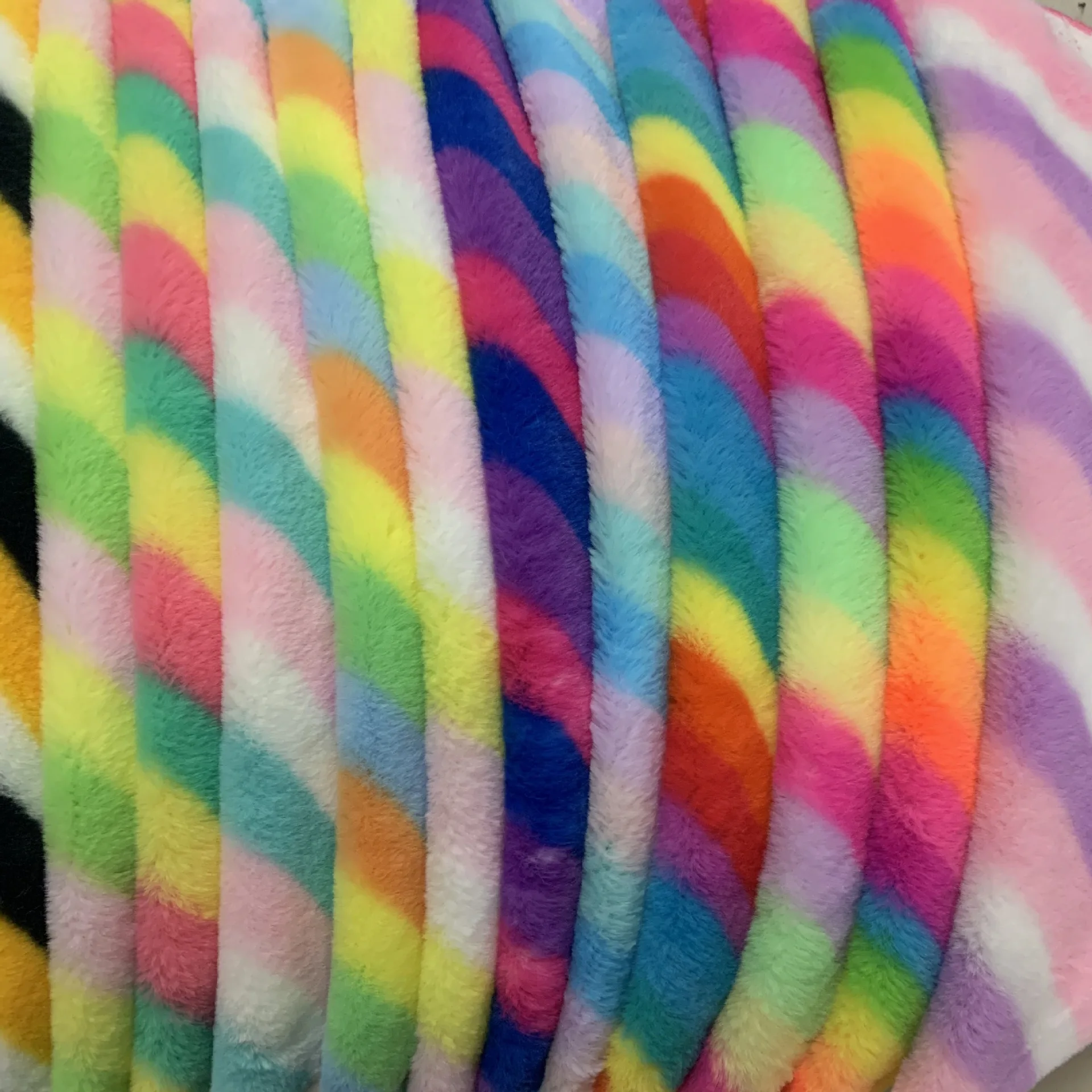 2021 Новый кроличий волос 100 полиэстер высокого качества цвет Радужная меховая ткань высокого качества оптовая цена