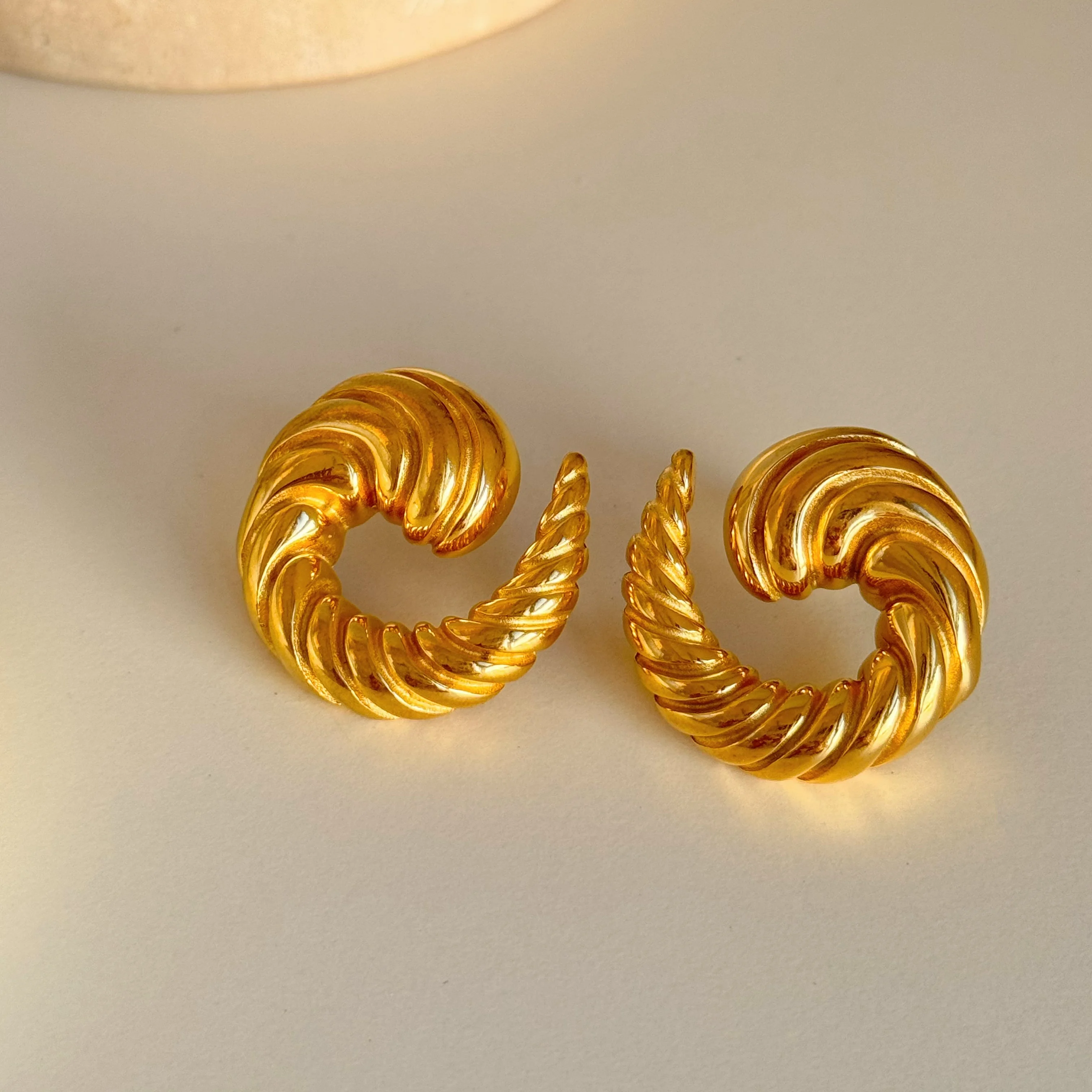 Dazan Autumn Winter 18k Gold Plated Hypoallergenic Stainless Steel High Quality Vintage Vortex Horn Gypsy Dancer Earrings