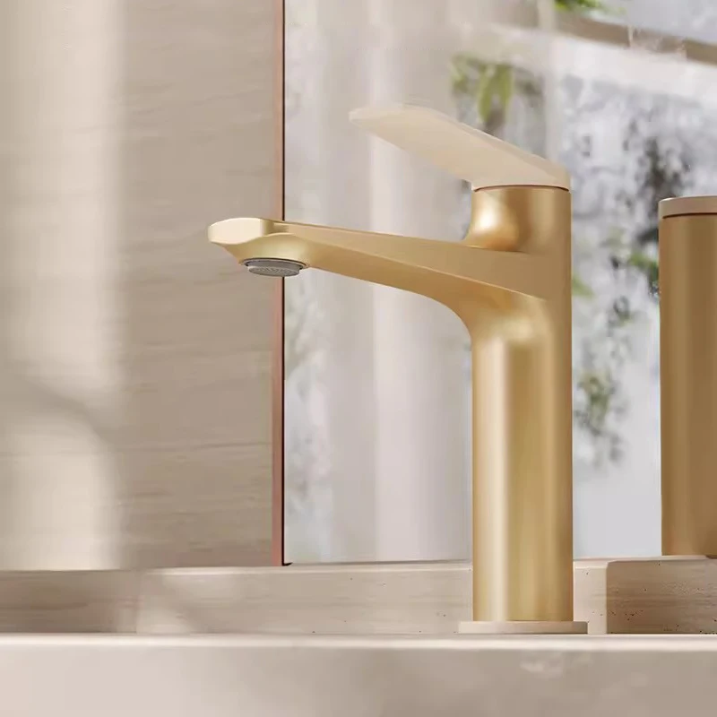 Lusa Hot Selling Single Handle Brass Material Hot and Cold Mixer Tap Deck Mount Bathroom Basin Faucet