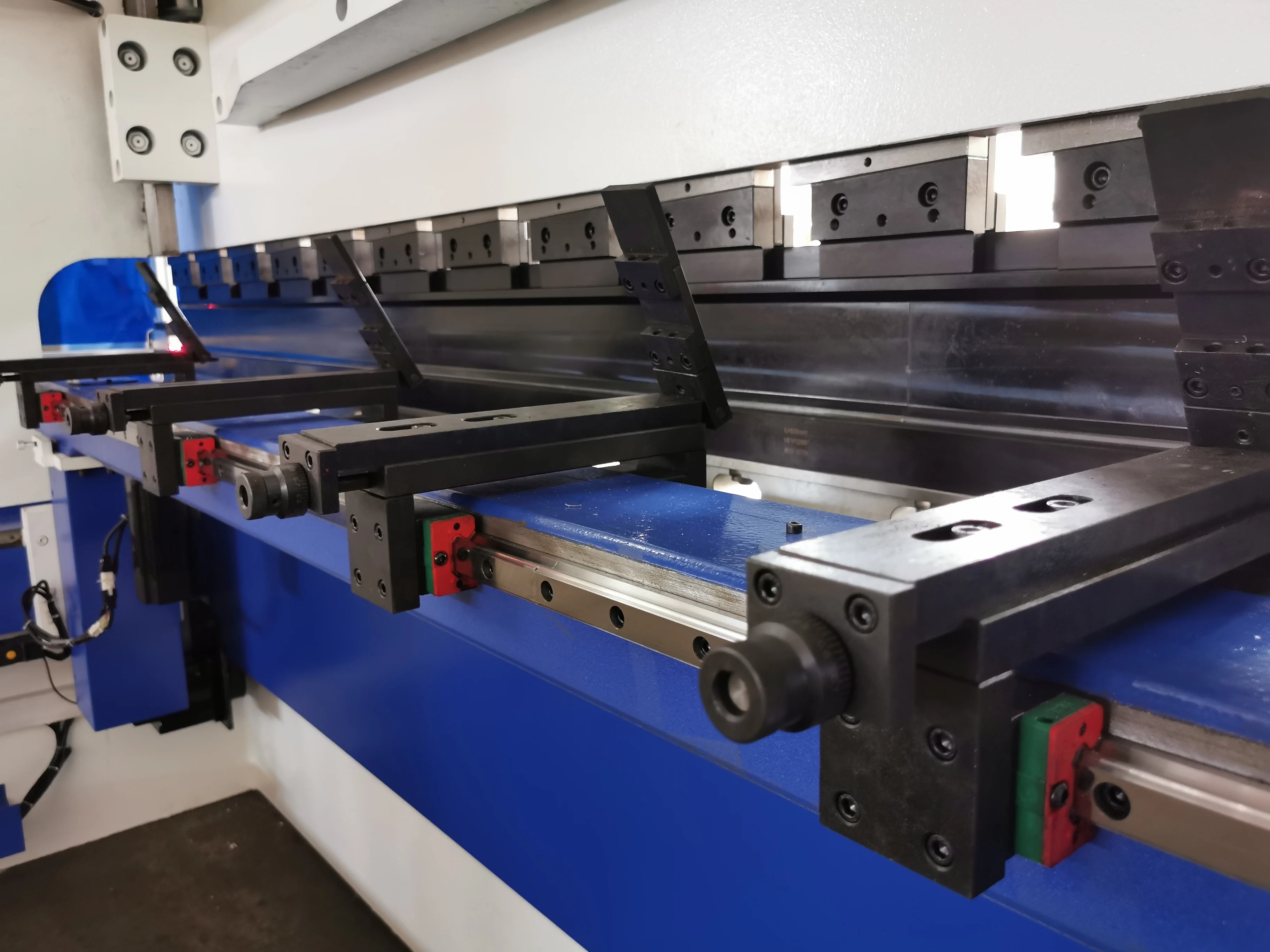 Гидравлический листогибочный станок с ЧПУ