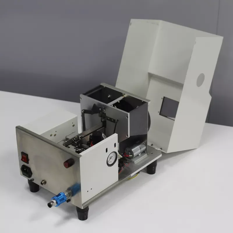 Handheld screwdriver to tighten glasses with automatic screw feeding system