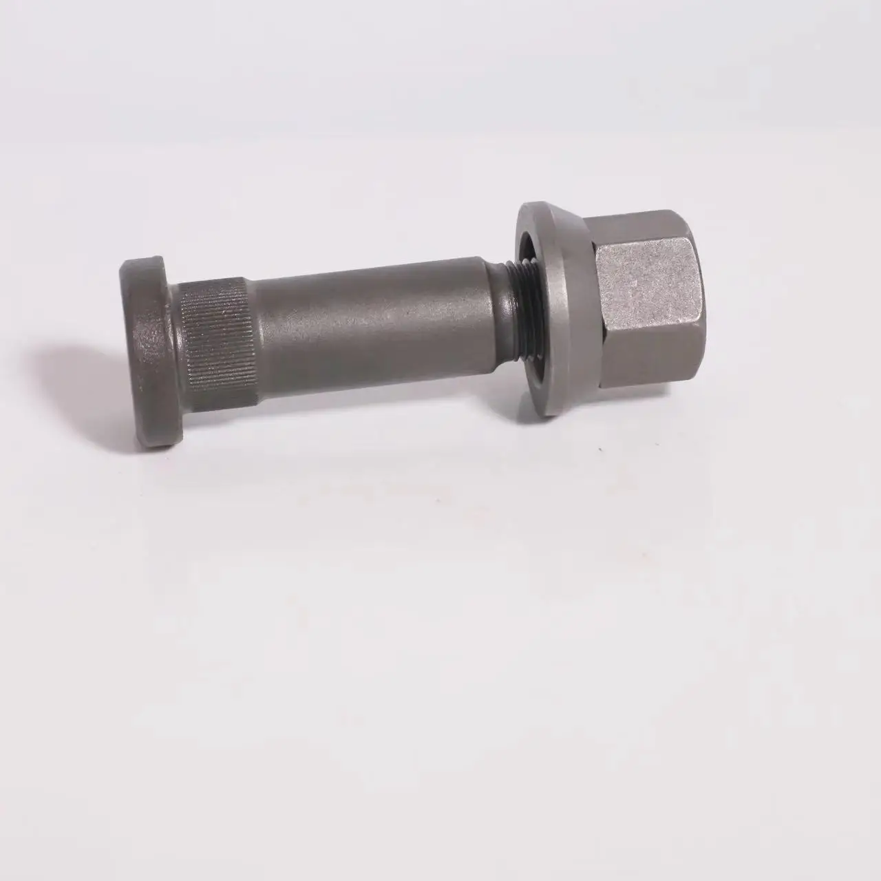 truck wheel bolt 7/8-14Tx86  OEM 1573081 grade 10.9 phosphate grey for Volvo  wheel bolts and nuts