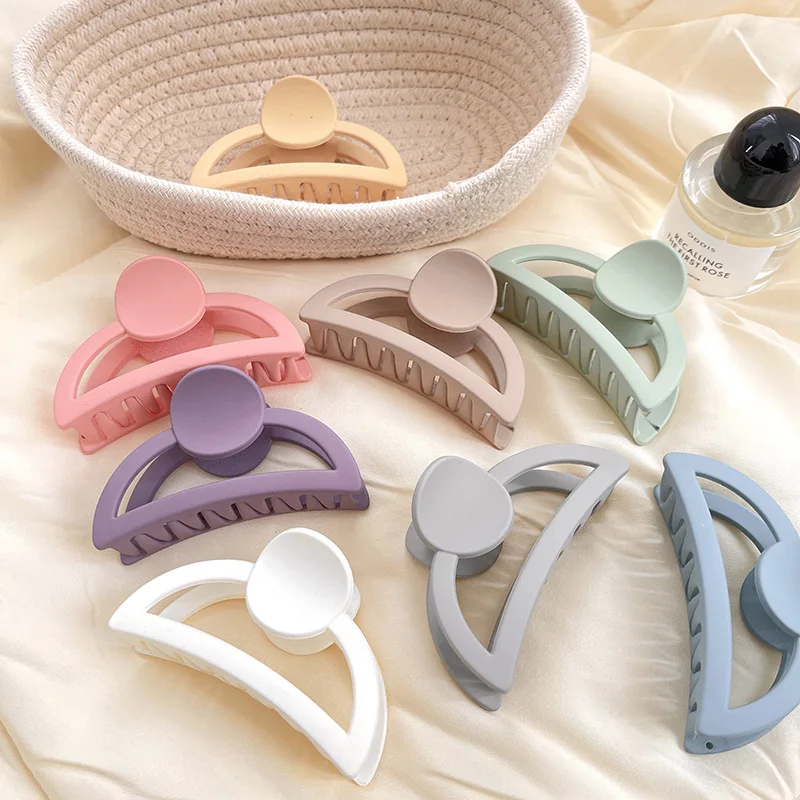 Yiwu Made Small Commodities New Arrival Fashion Ladies Acrylic Half-moon Ladies and Girls Hair Clips