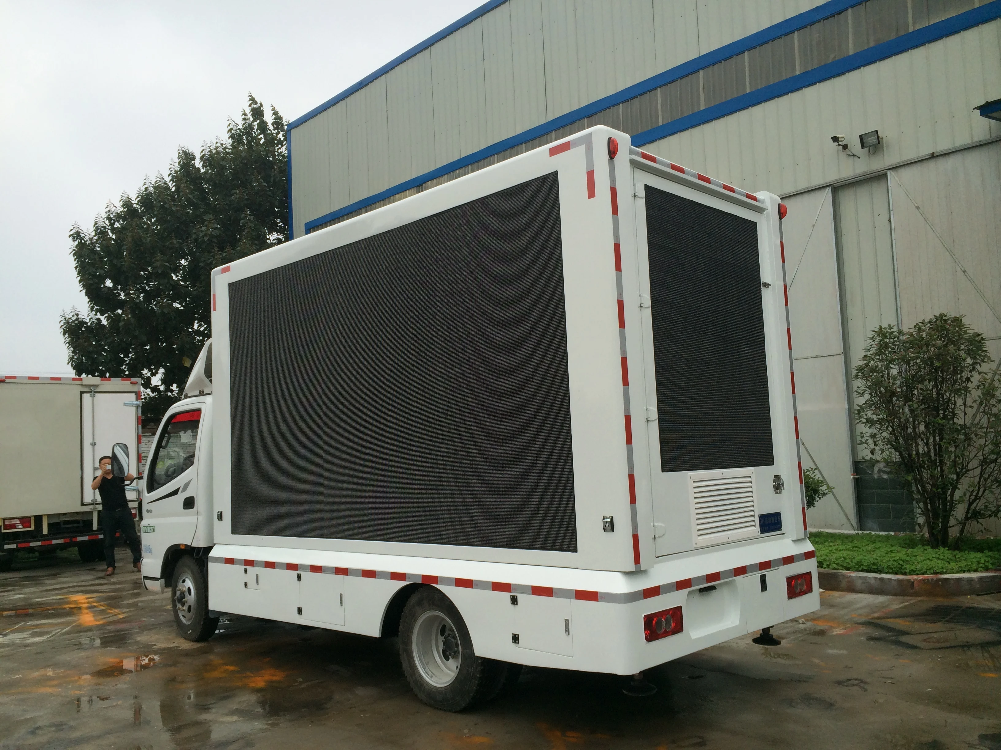 Outdoor p10 mobile advertising led screen /vehicle/van/trailer/ mounted truck led display