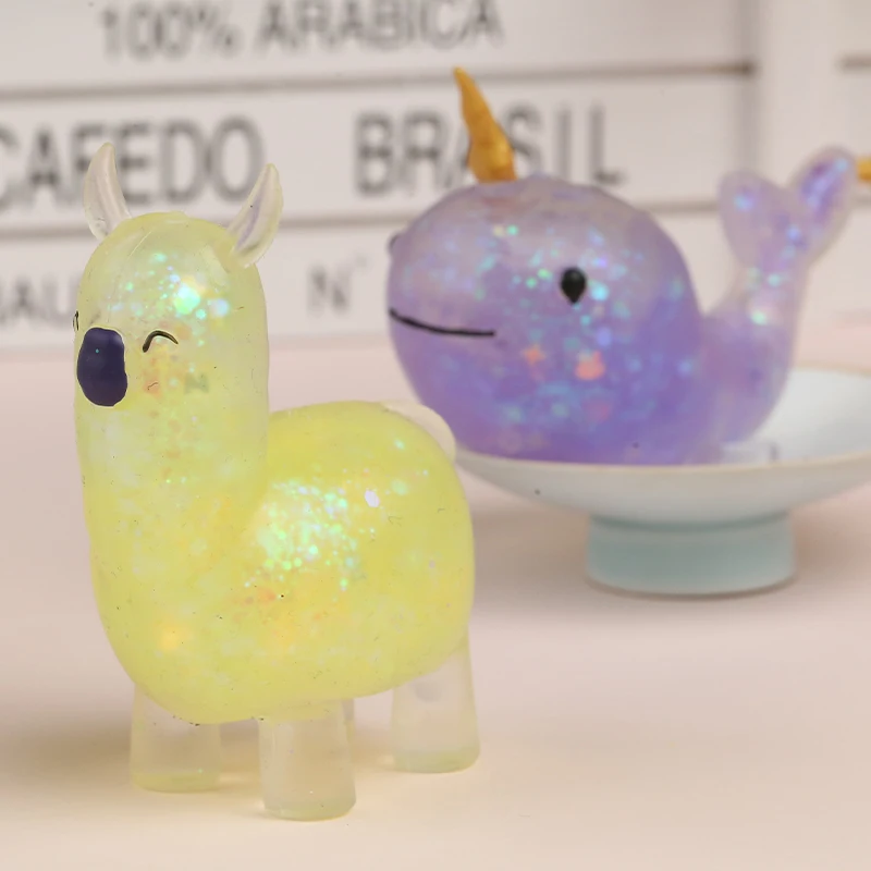 Разноцветные игрушки-единороги
