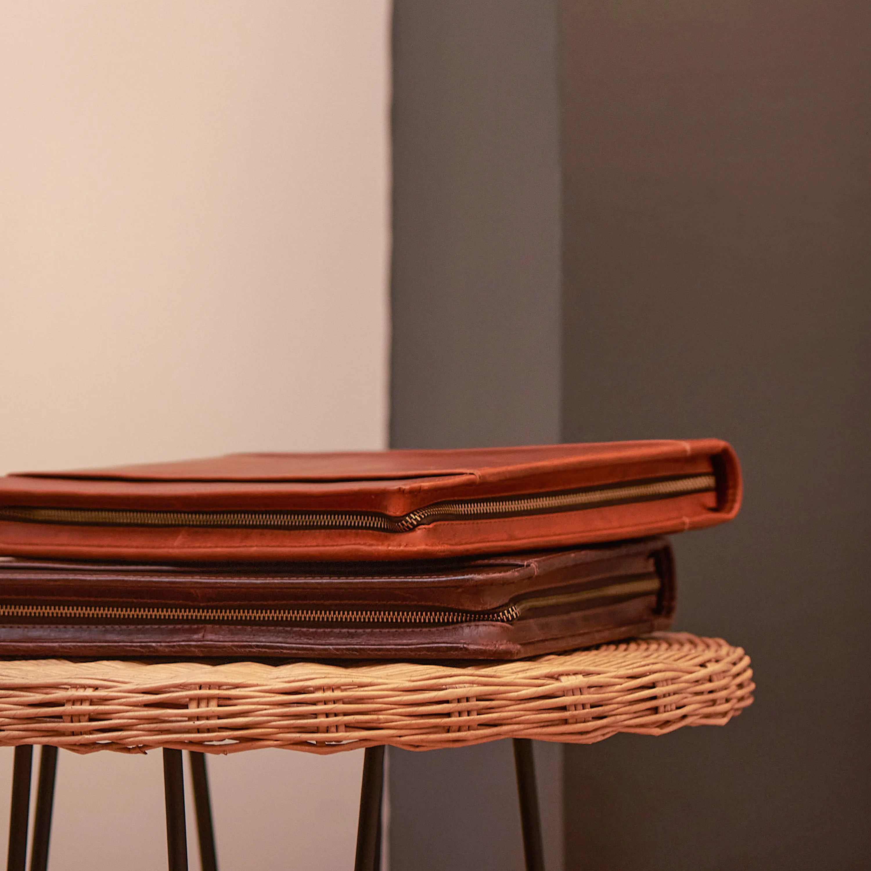 Personalized Leather Zipper Portfolio Business Company Clients Graduation Gift Promotional Tote Bags for Business & Personal Use