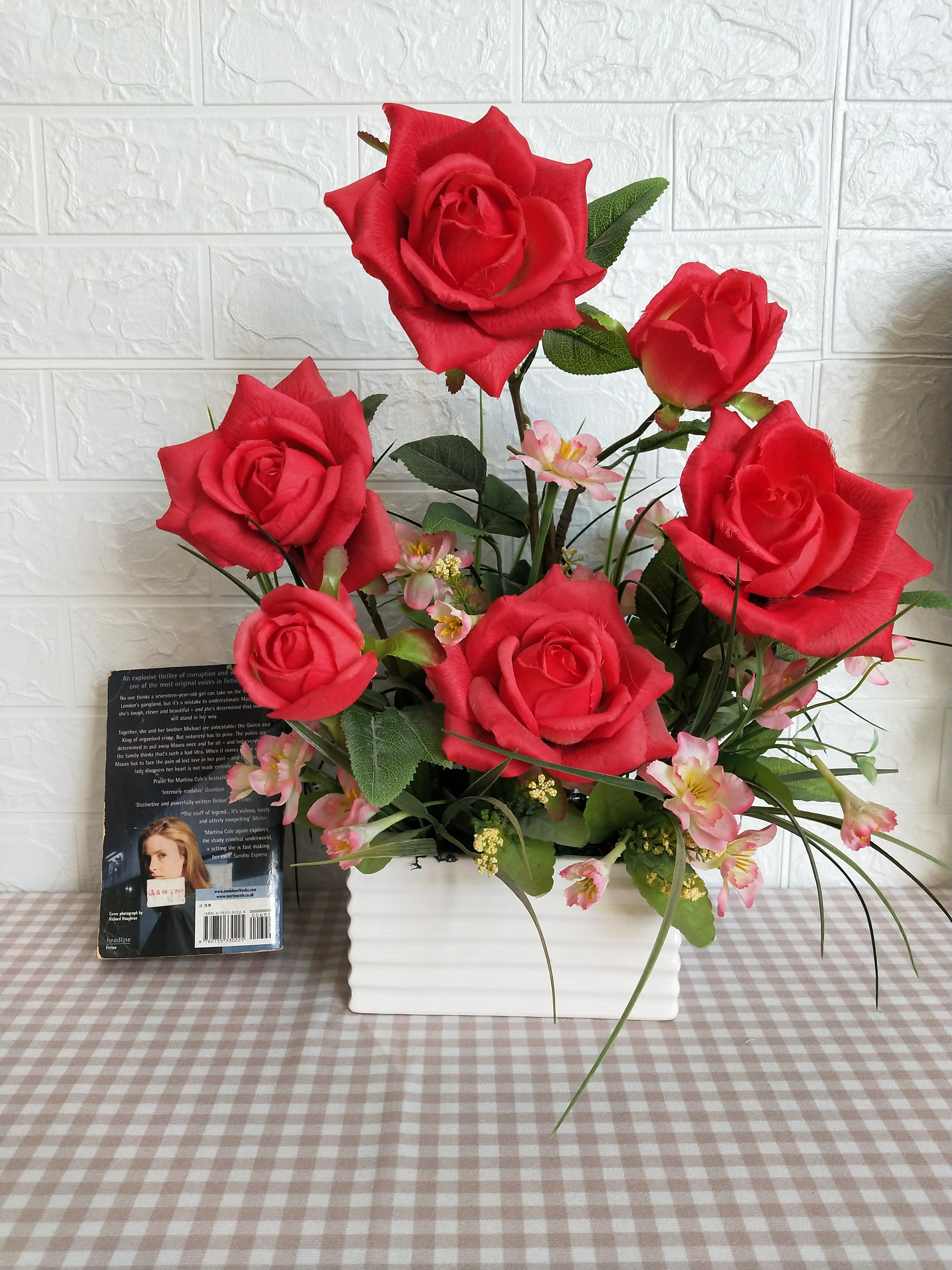 2024 the best seller product Gift Red  artificial flower Rose  arrangement in vase for wedding