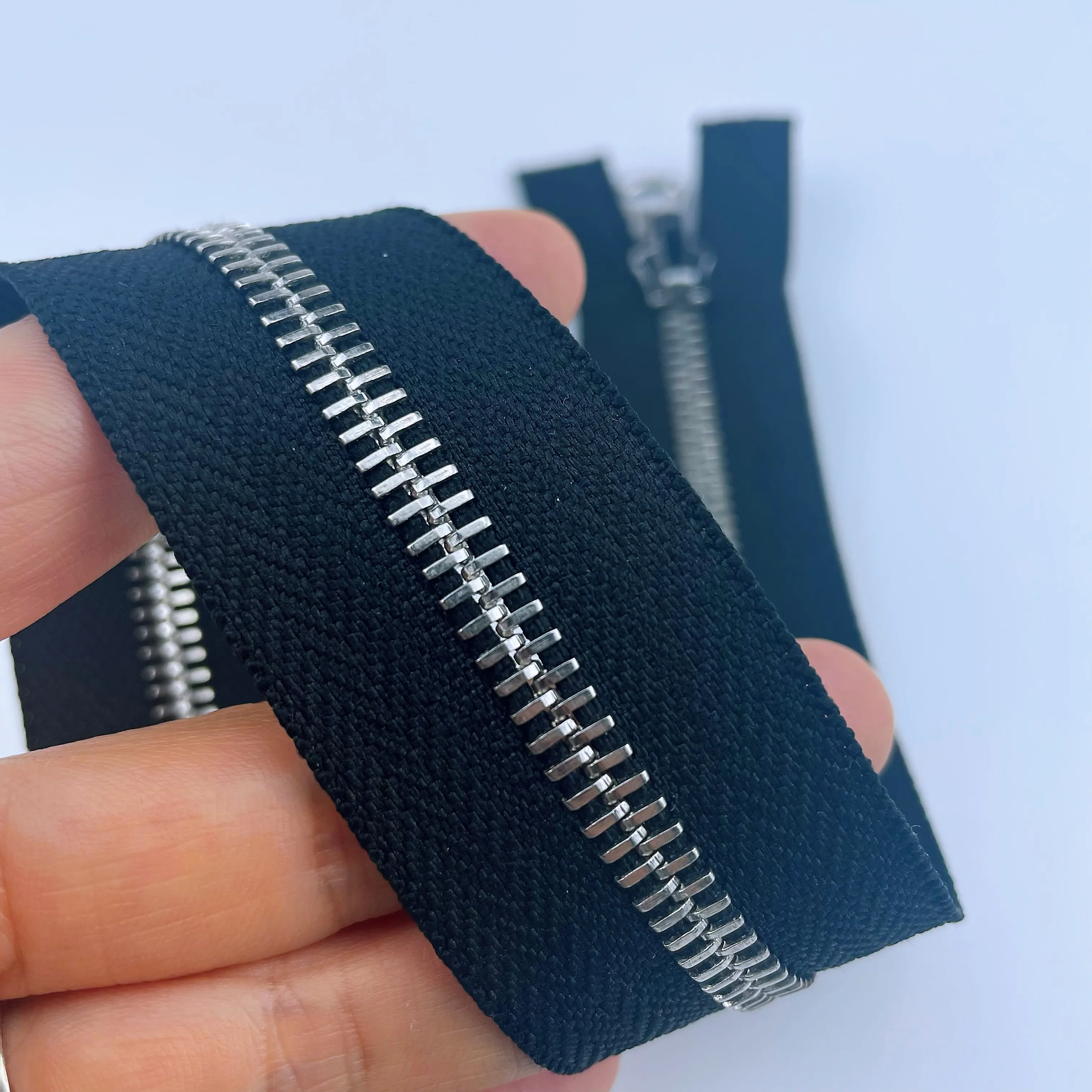 Customized Rotary Puller Reversible Slider Accessories NO. 5 Metal Zipper Door Zvintageiri Teeth Swiss Men End Brasflowers