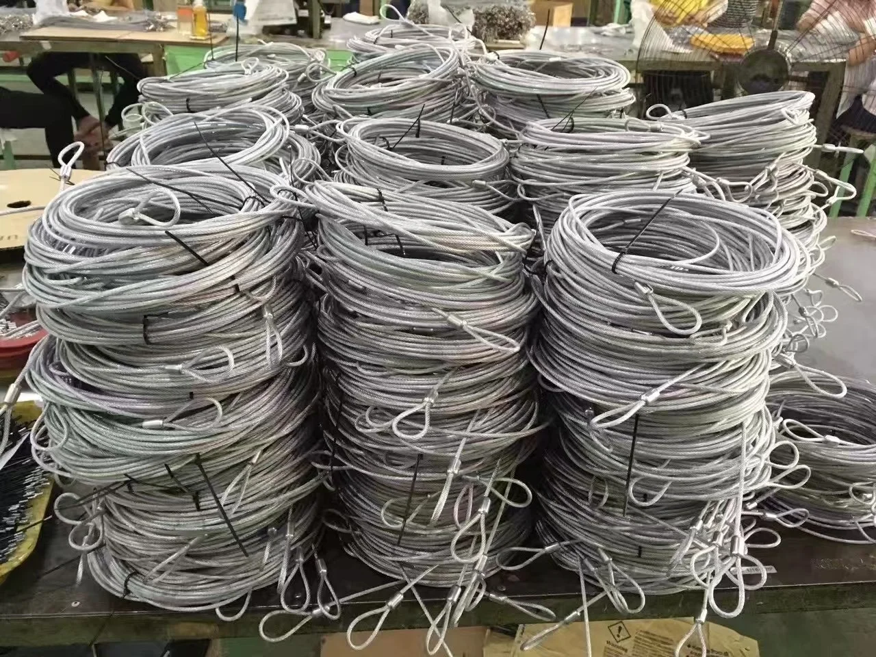 OEM wholesale Outboard Safety Hanging Galvanized Steel Black Plastic Coated Cable Safety Wire With Heavy Duty Snap Carabiner
