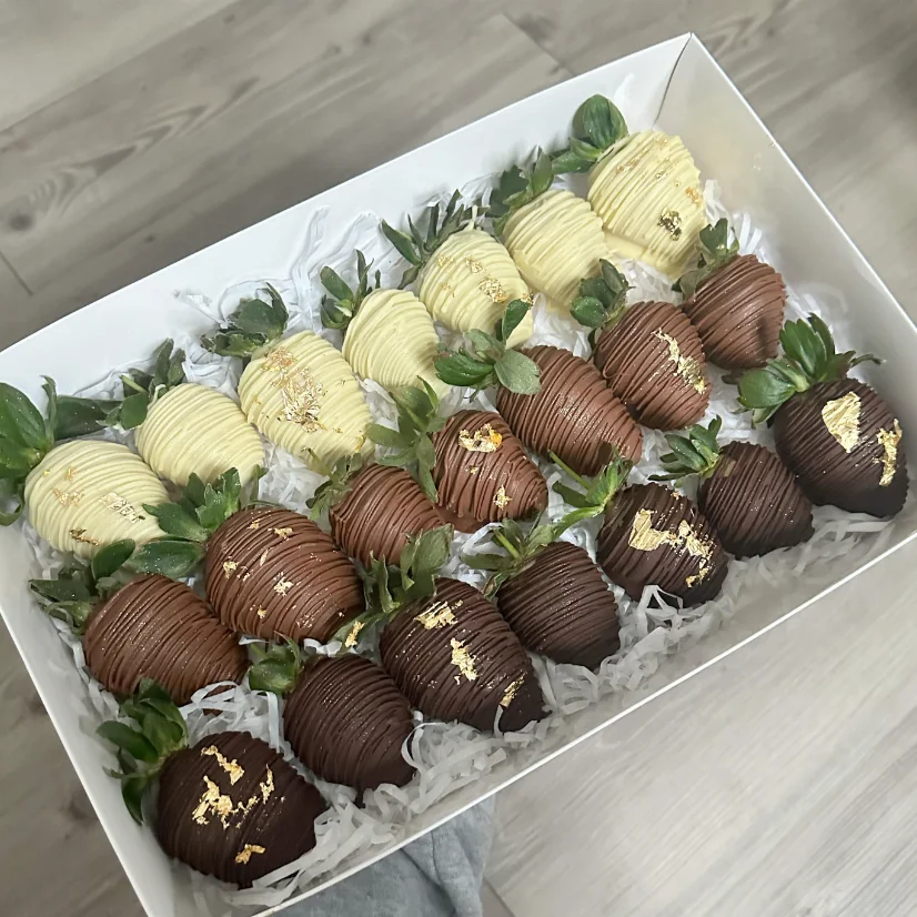 XJH Custom Printed Cardboard Sweet Treat Chocolate Bar Strawberry Gift Box With Clear Window