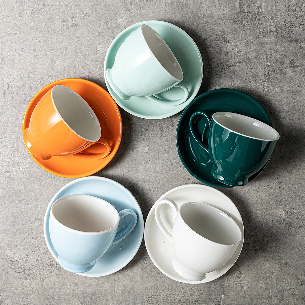 Заводская дешевая фарфоровая цветная белая чайная чашка 220 мл с блюдцем, индивидуальный логотип для отеля, кофейни, набор керамических кофейных чашек 3 унции