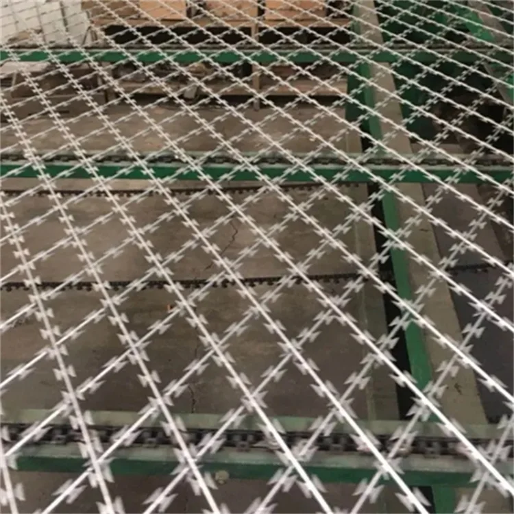 High quality hot dipped galvanized diamond razor barbed wire mesh anti climb welded concertina blade razor wire fence