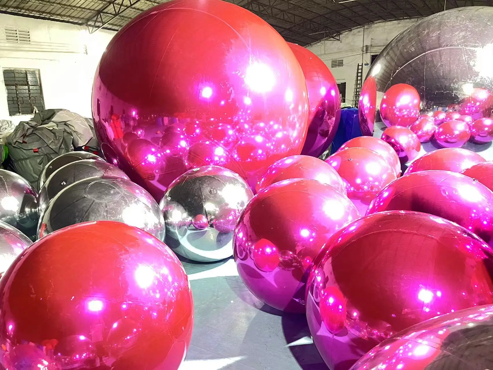 Customize Logo Big Shiny Toy Giant Zorb Pvc Christmas Ball Reflective High Quality Inflatable Ball Logo Inflatable Mirror Ball