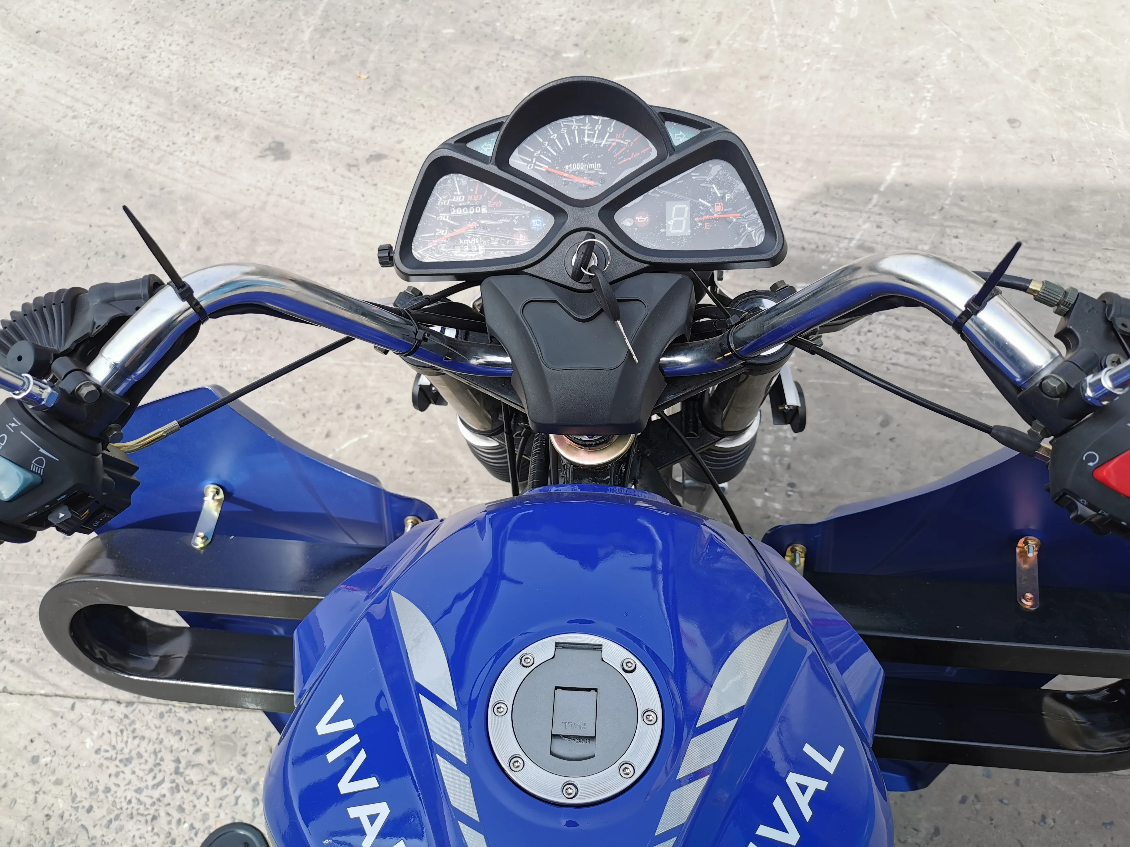 China ZHUFENG manufacture high quality three wheel five wheel roof tent gasoline motorcycles cargo motorized tricycle for sale