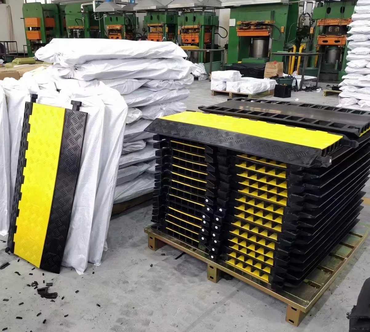 Hot sales custom outdoor limit parking 1 2 3 4 5 channel PVC plastic cable protector rubber speed hump