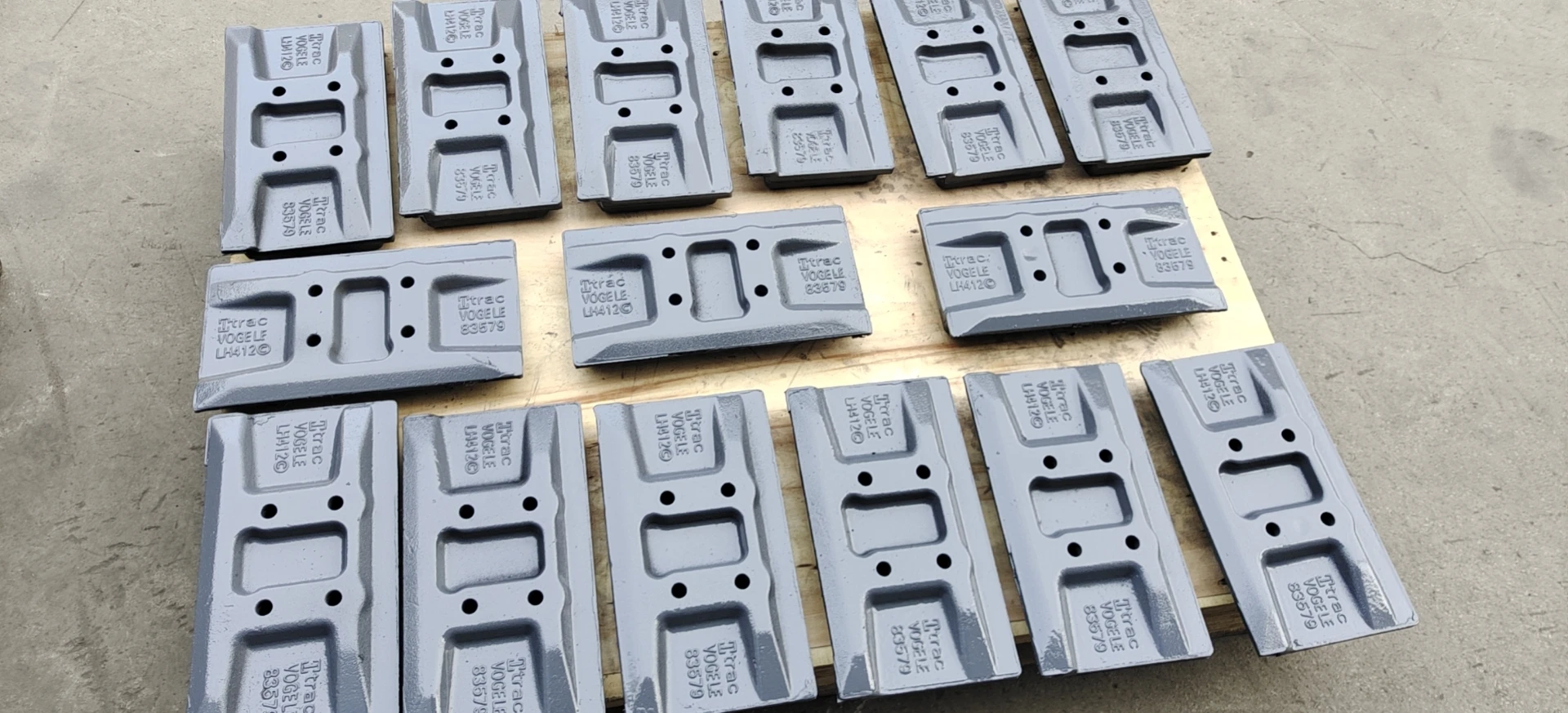 Factory hot sales  Paver Parts 300MM Caoutchouc de piste paver track pad  Shoe For  asphalt paver spare