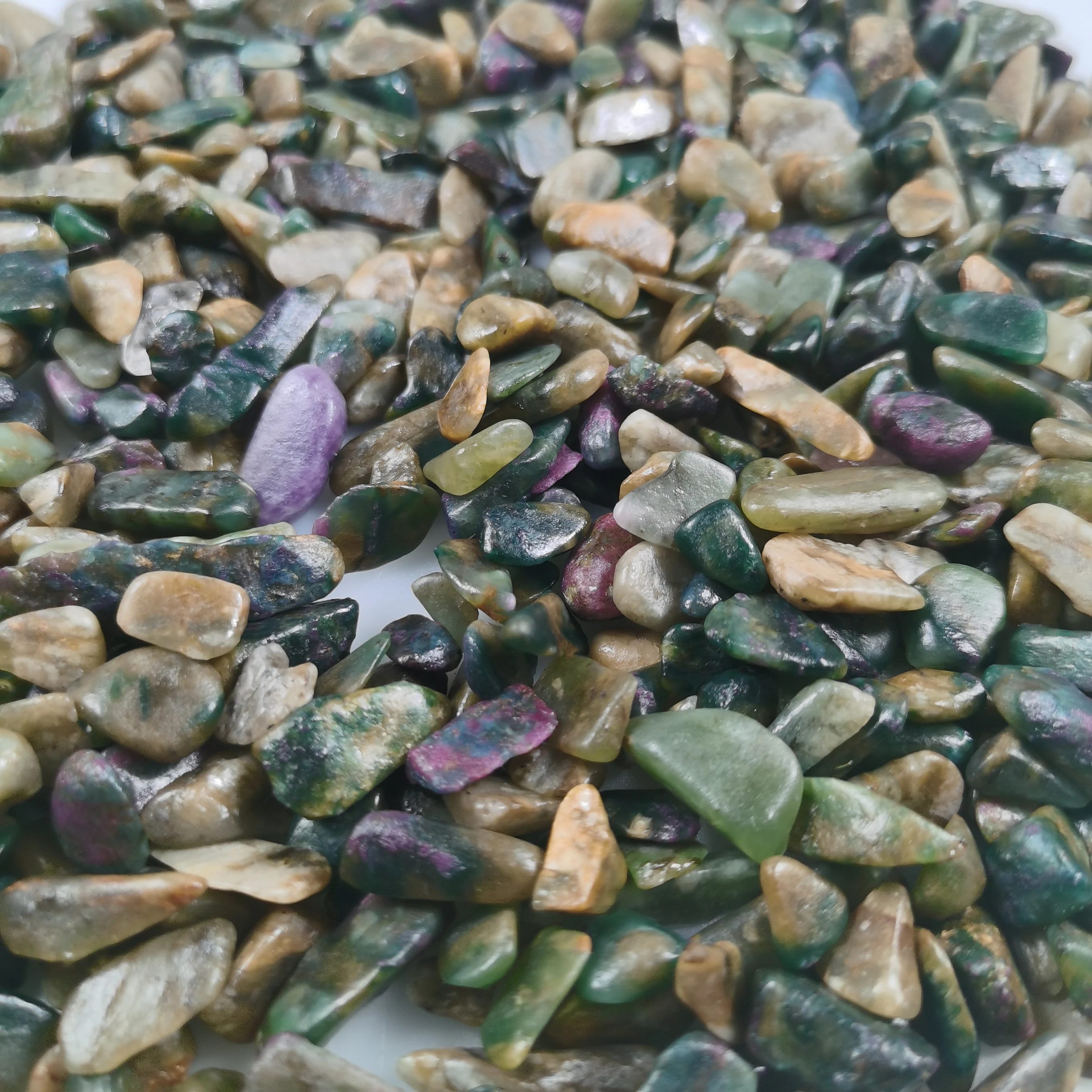 wholesale  kinds of  natural quartz tumbled stone  crystal gravel ruby zoisite crystal chips tumbled