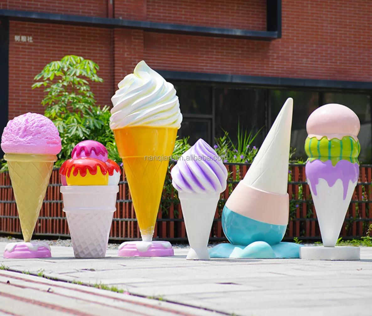 Customized Creative Handmade Fiberglass Ice Cream Dessert Cone Statues Event Party Decor Prop Life Size Candy Lollipop Sculpture