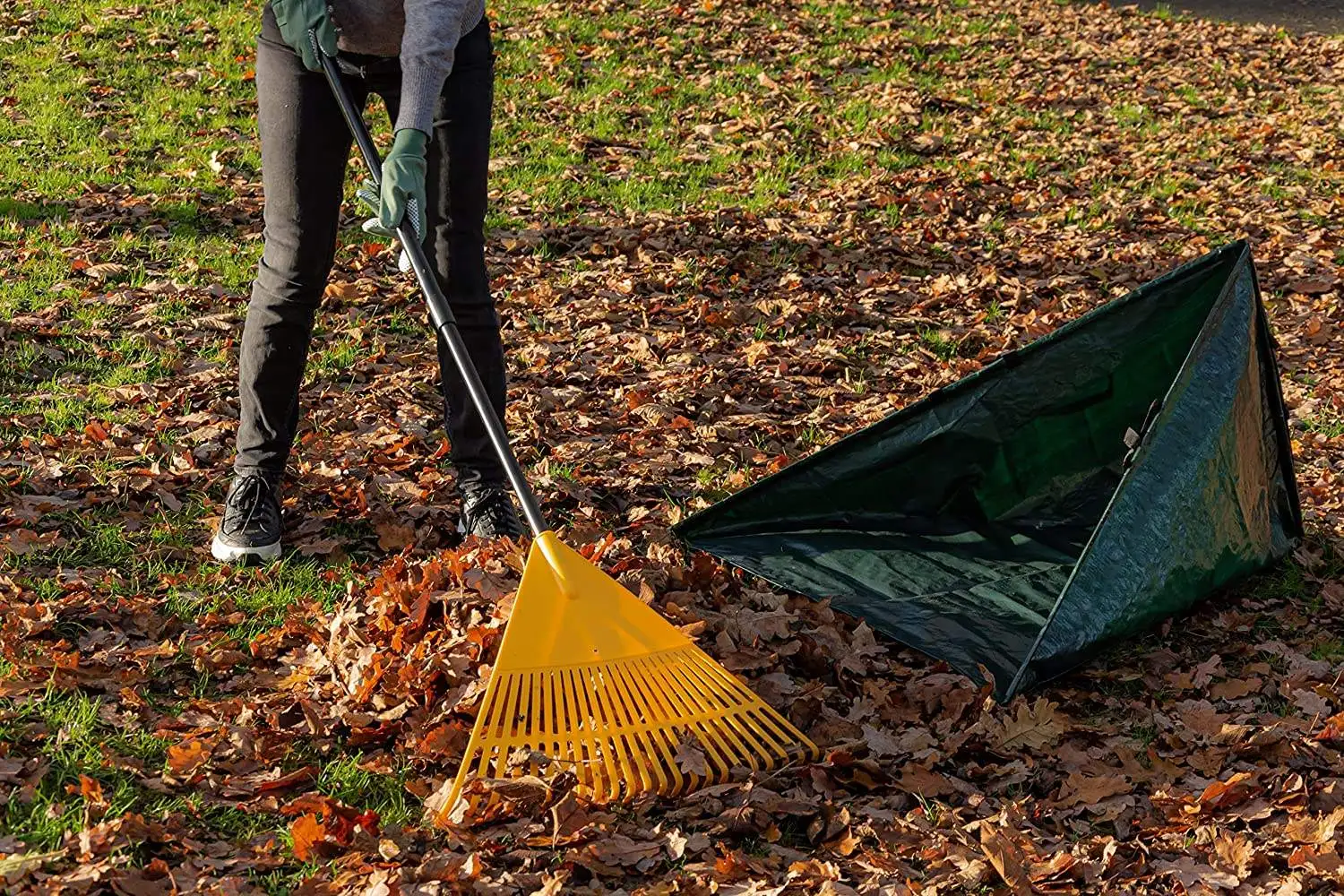 Garden Telescopic Leaf Rake and Reusable Self-Standing leaf collector Bag Set For Leaves, Grass, Plant and Garden Maintenance