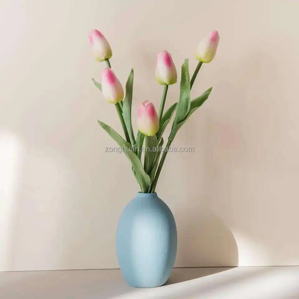 Tulip Bouquets, Jesuit Lavenders, Artificial Flowers Used To Decorate Weddings And Decorations