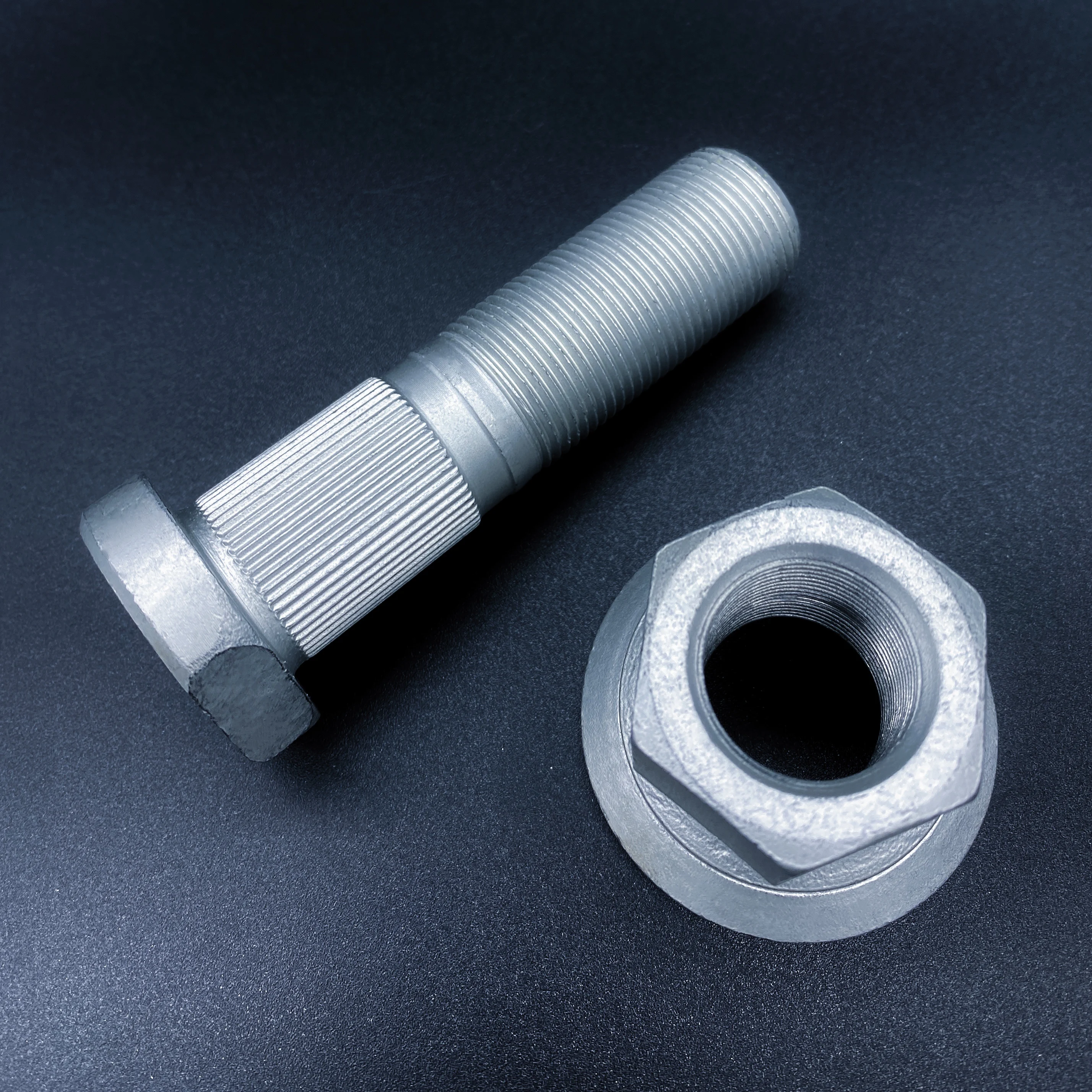 Galvanized truck wheel bolt & nut Grade 12.9 wheel bolt truck