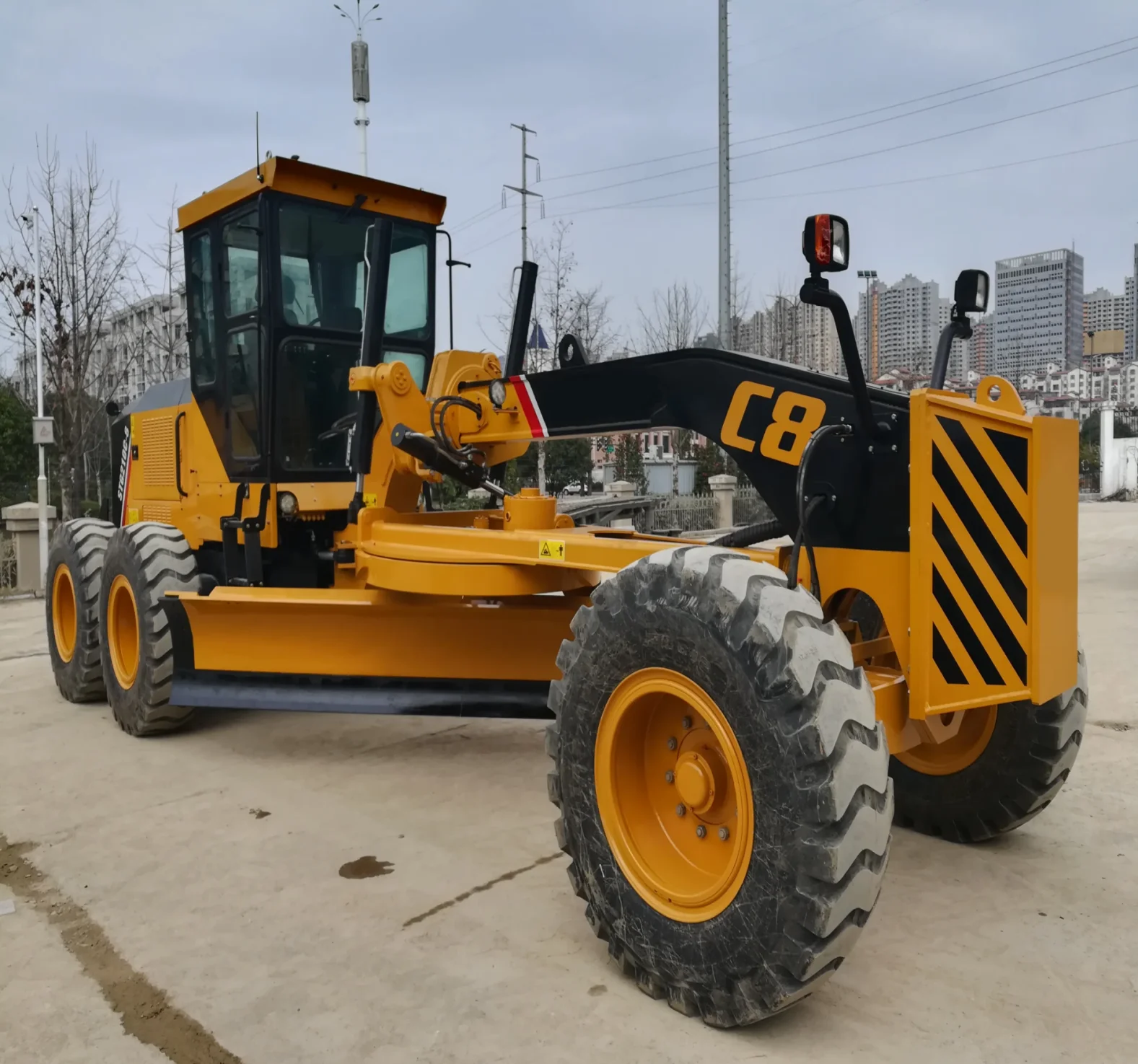 Top-Quality Grader: STG230C-8S with Front Blade for Versatile Applications