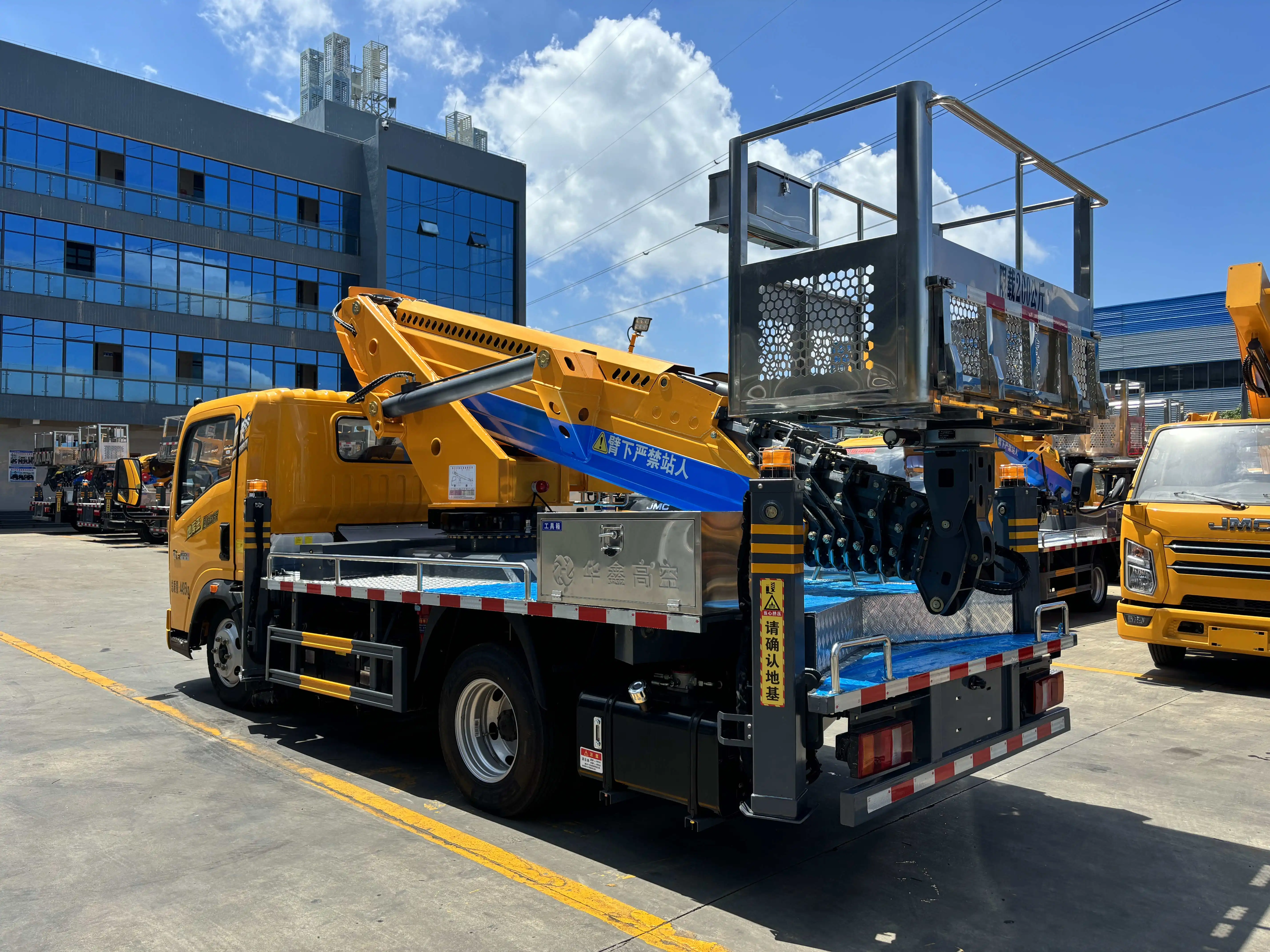 28m manned aerial vehicle support customized aerial construction lift truck heavy truck HOWO