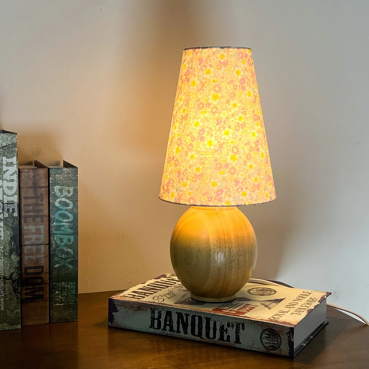 French floral table lamp Korean wave warm antique style solid wood walnut color bedroom internet famous photo bedside lamp