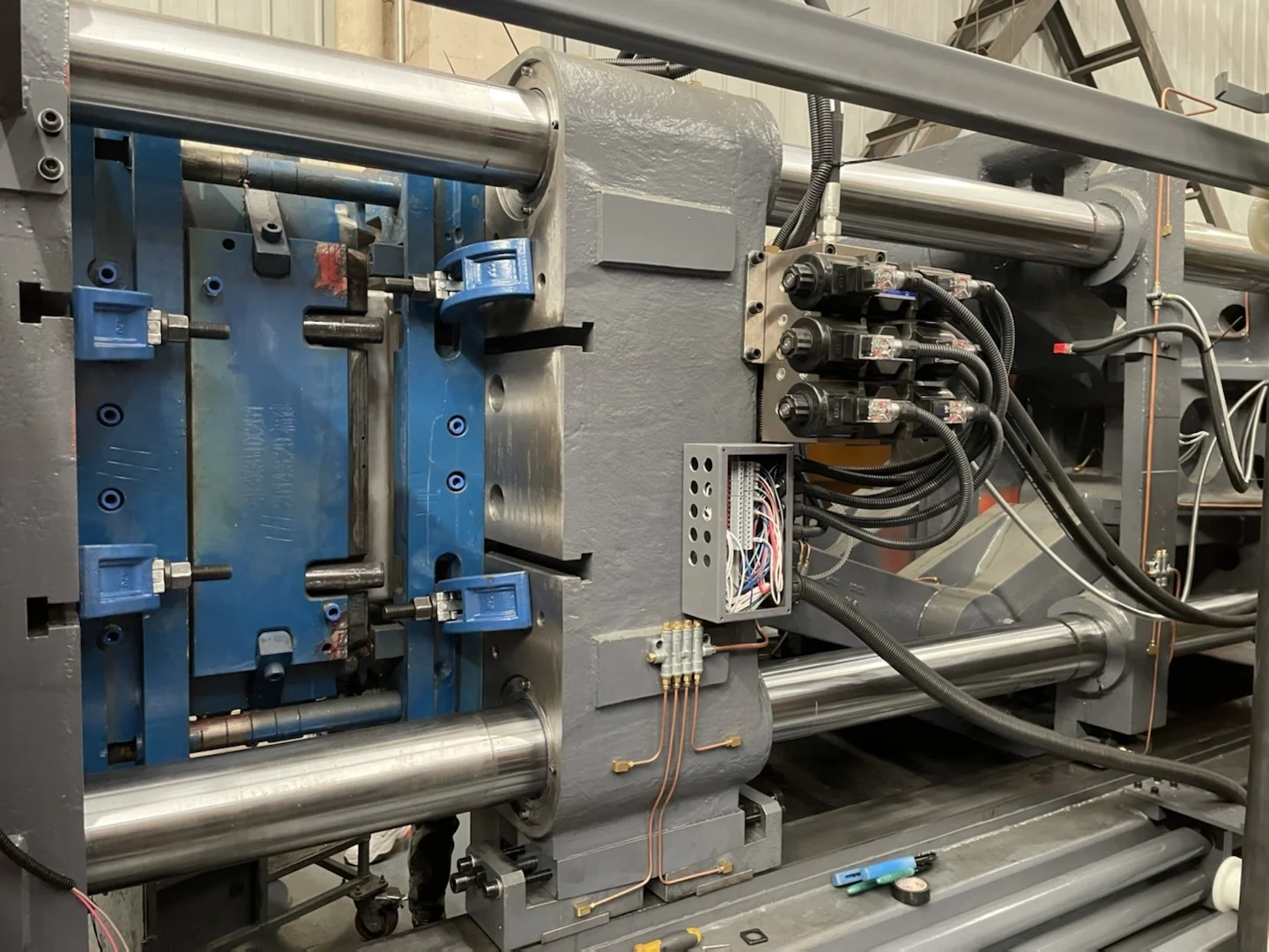 OUCO 228T Fast Speed High Output Small Hydraulic Servo Injection Molding Machine  for Syringes