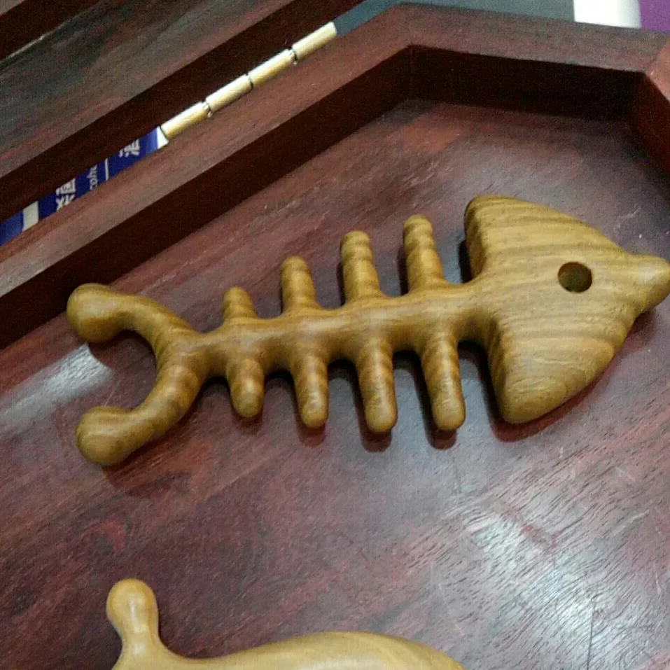 Custom trademark massage comb sandalwood comb carved cartoon massage comb deer puppet pendant Come to the drawing and make it.