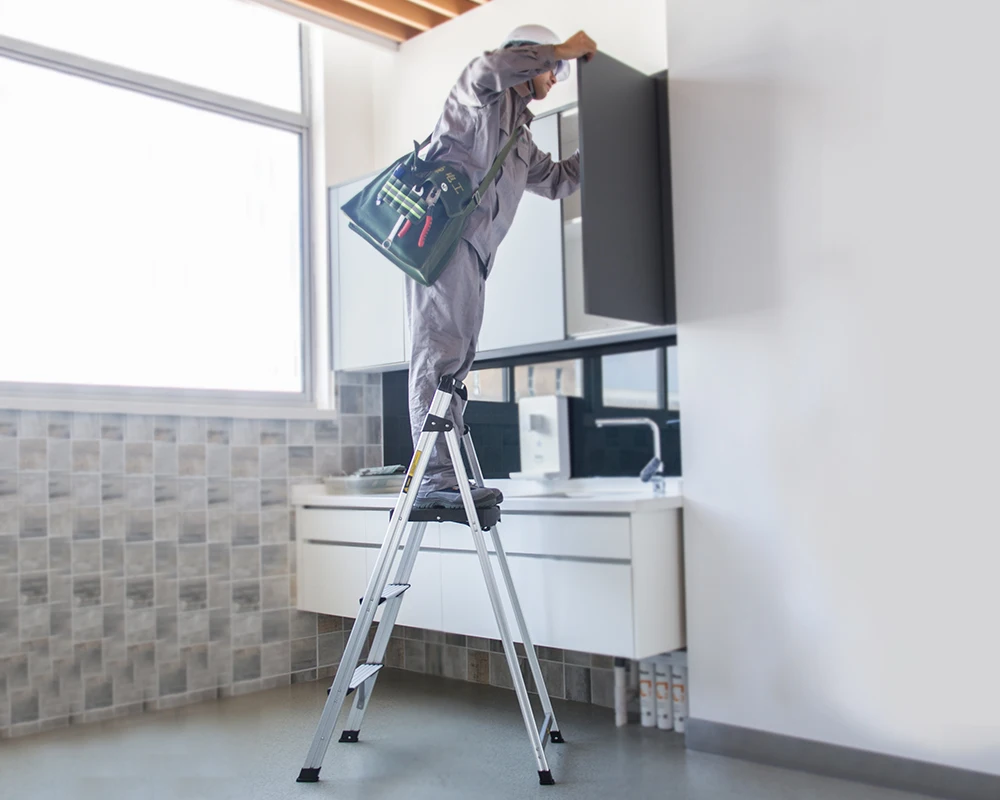 Складная лестница 3-ступенчатая алюминиевая