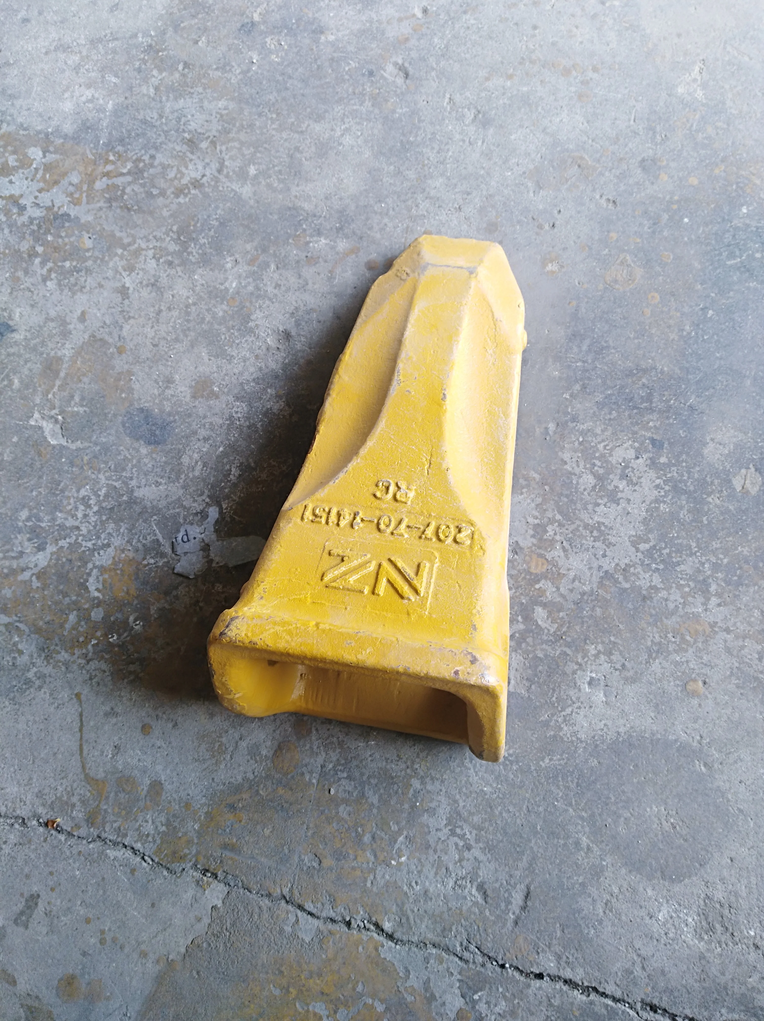 PC220 spare parts bucket tooth 206-70-48610 207-70-14151 with good price