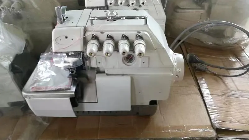 QK-747 cheap price 747 model Servo motor belt 4 thread overlock sewing machine industrial