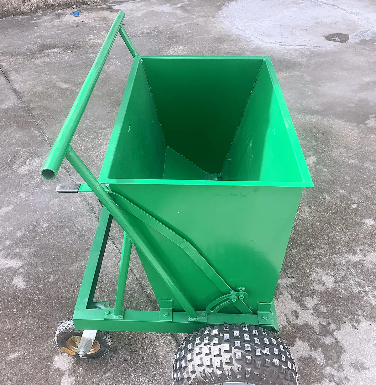 Sand and rubber dropper machine  for spreading infill(sand and rubber granules) on artificial grass