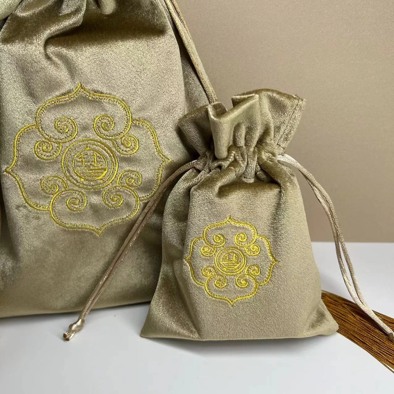 Luxury Custom Silky Velvet Drawstring Bag Eco Garment Storage Packaging Bag Velvet Jewellery Shoe Dust Bag with Embroidered Logo