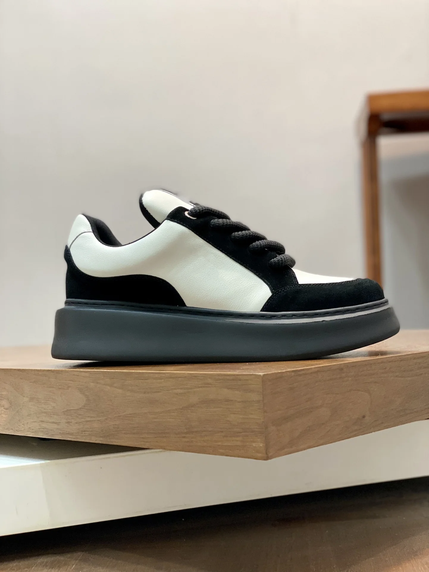 Custom walking style shoes Low-Top Sneakers Buffed Calfskin Sneakers For Men Genuine Leather Cap Toe Sneakers