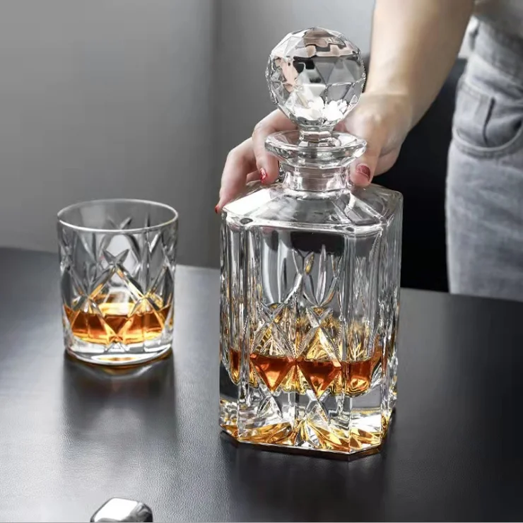Free sample 5 pieces set whiskey decanter sets for men elegant liquor carafe with ornate solid glass stopper
