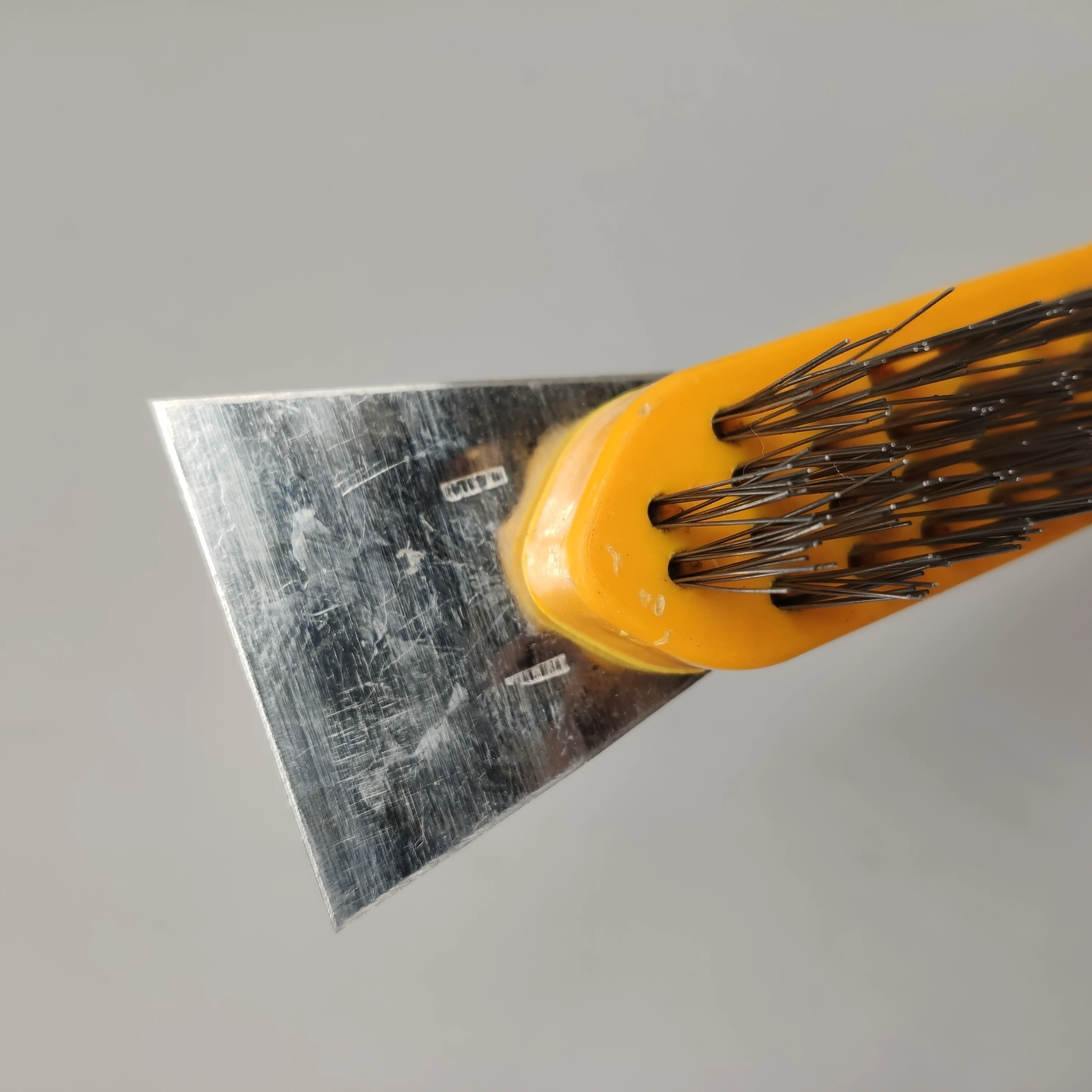 Удобная проволочная щетка с пластиковой ручкой для чистки щетки из углеродистой стали