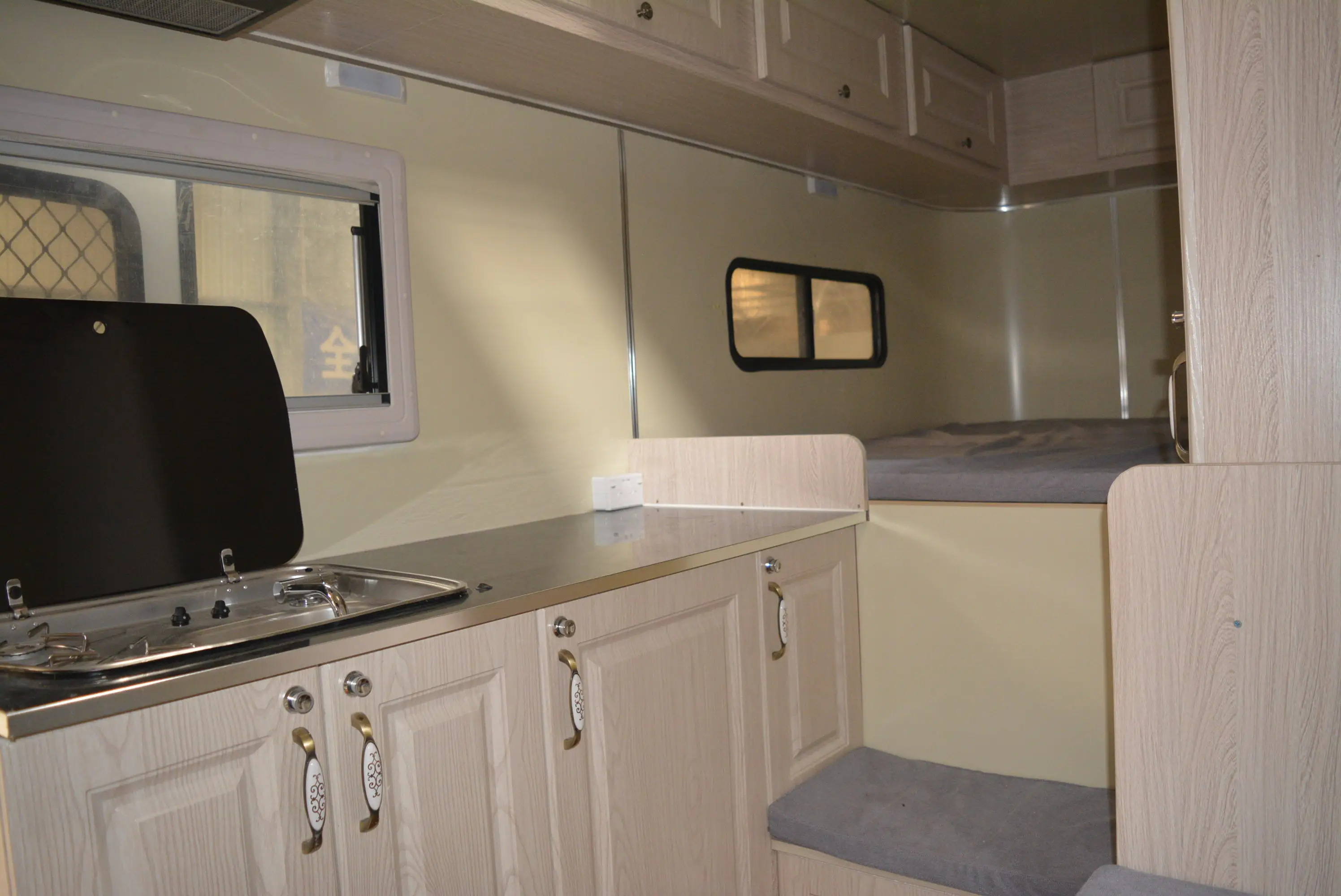 Large Space Horse Trailer With Accomodation Box Gooseneck Floats With Sofa